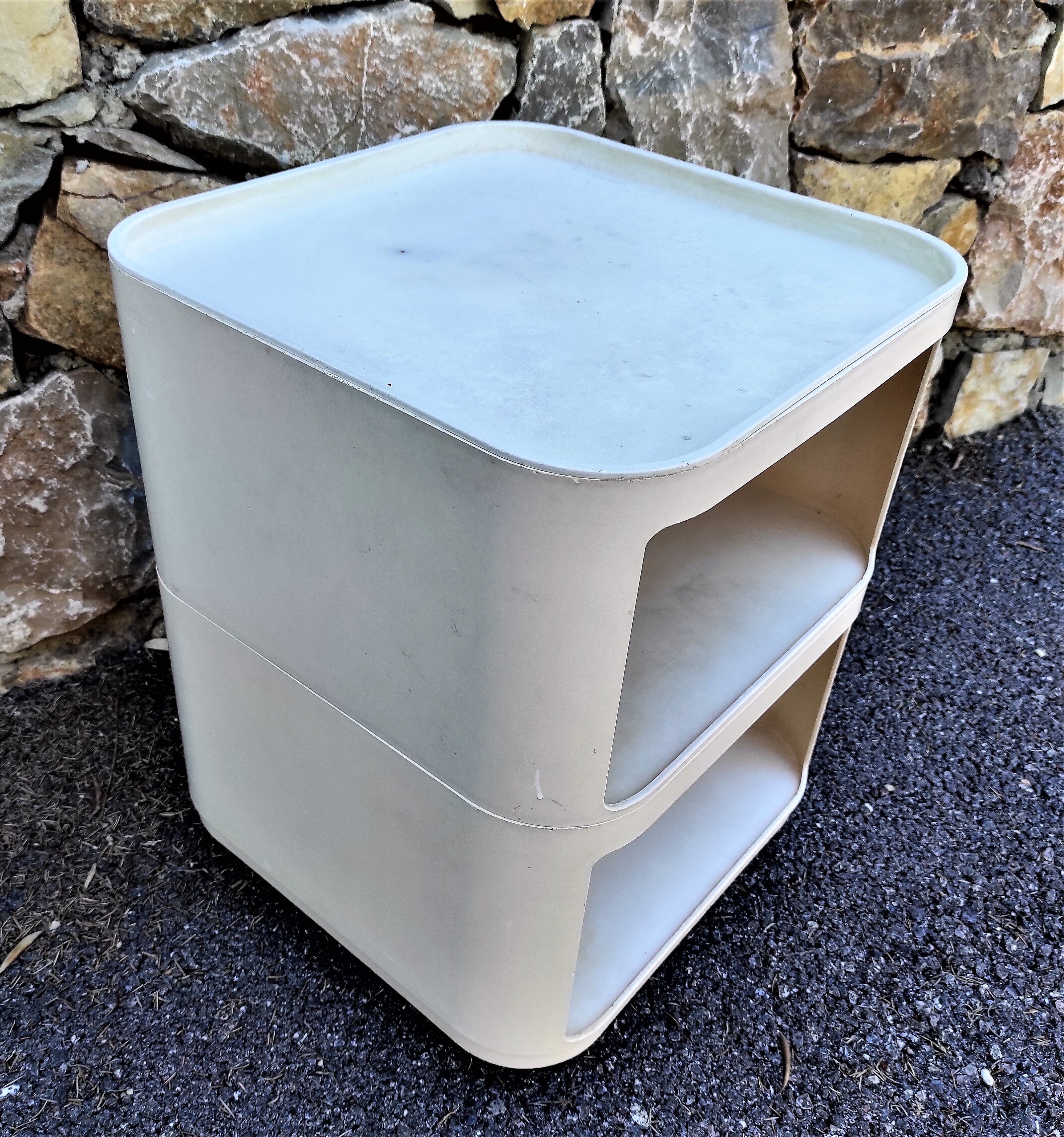 White plastic furniture kartell 4970 by anna castelli