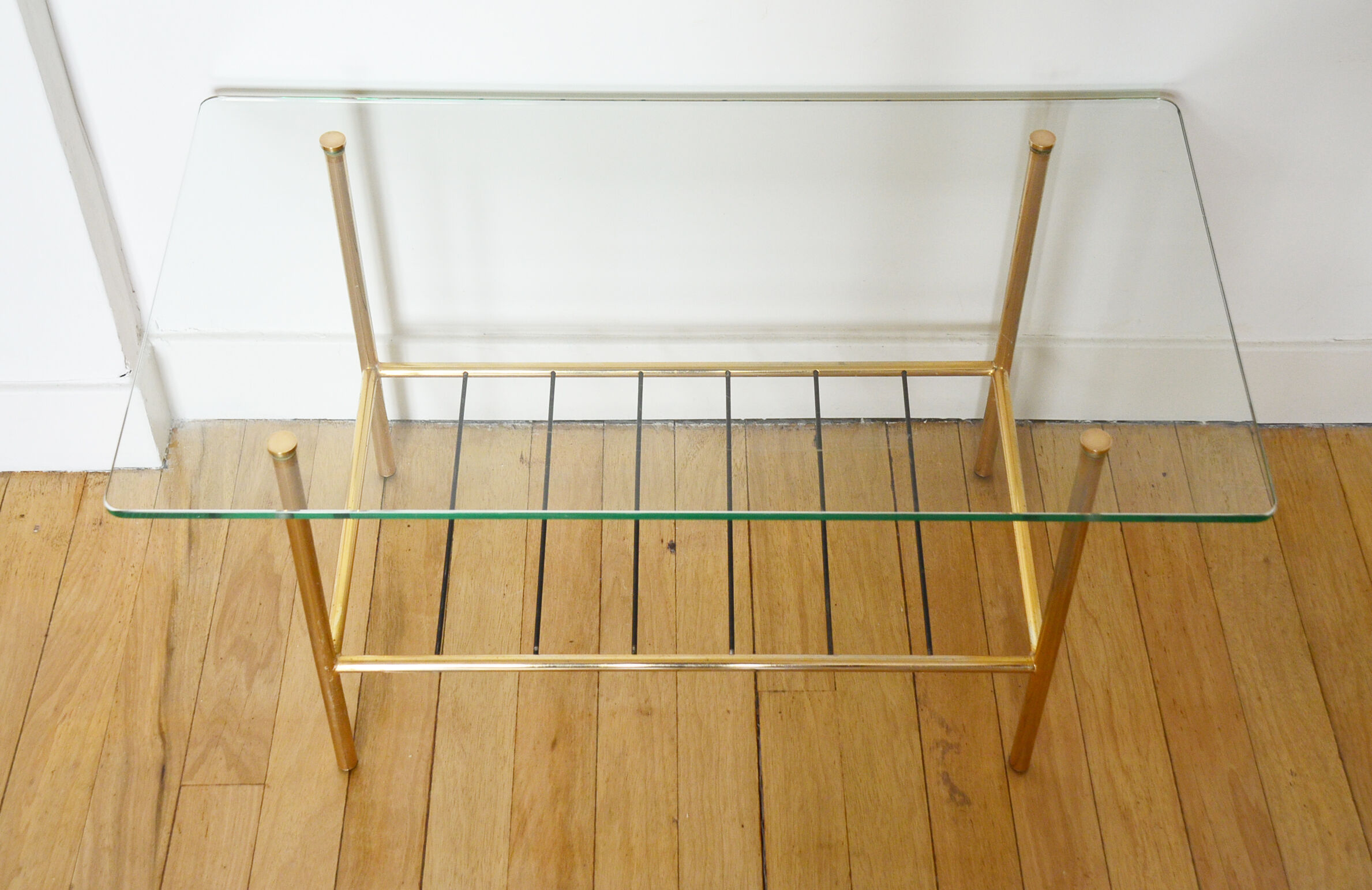 Table basse verre laiton années 50 porte-revues