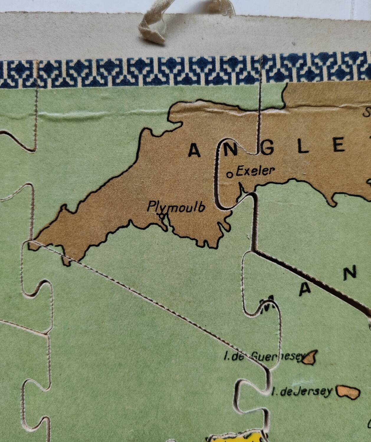 Patience game puzzle France by department Saussine antique