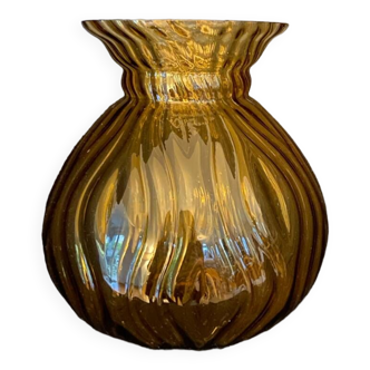 Vase en verre taillé
