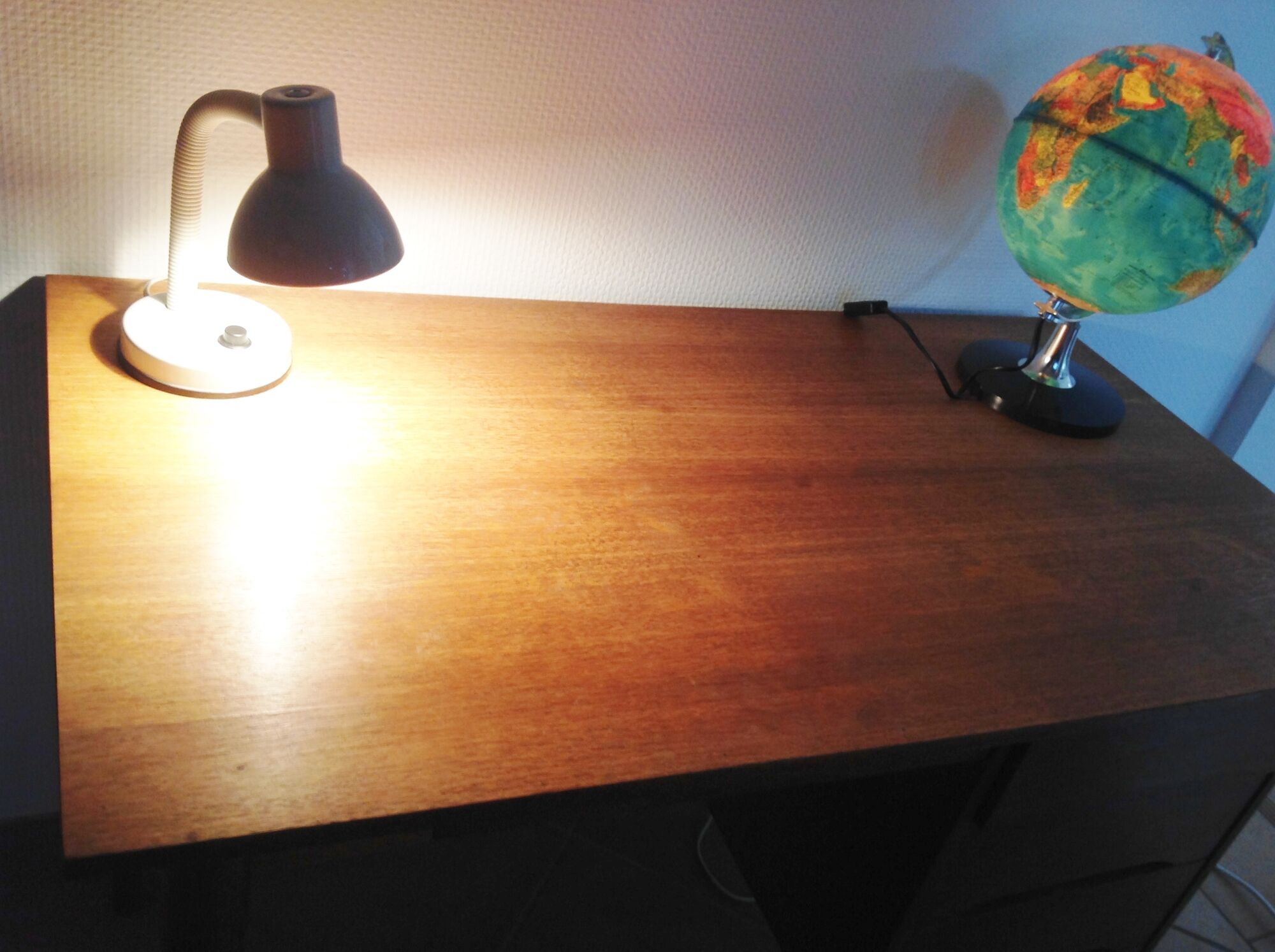 Scandinavian-style verni chene desk / vintage 60s
