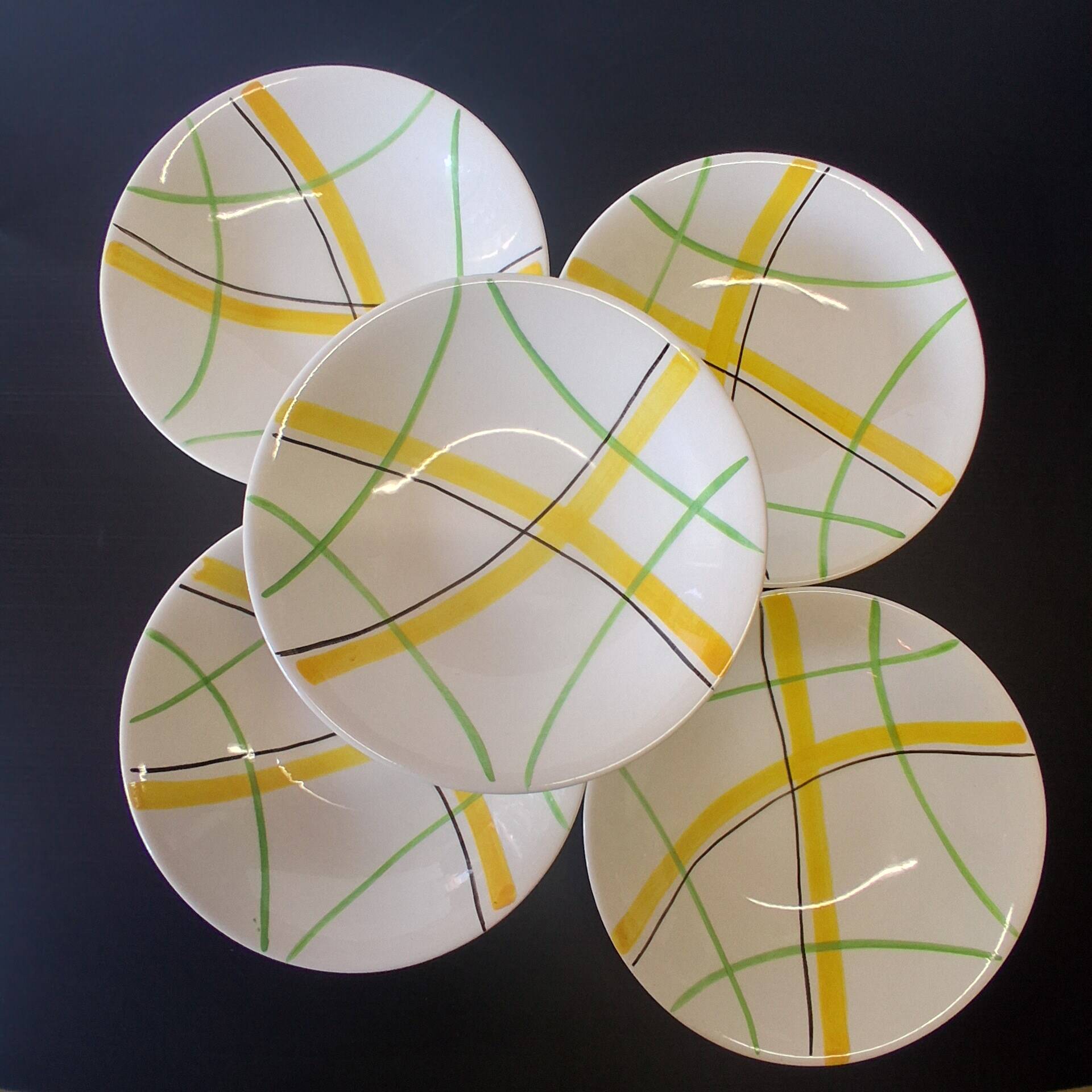 5 deep plates from Gien model "Sarabande" in good condition.