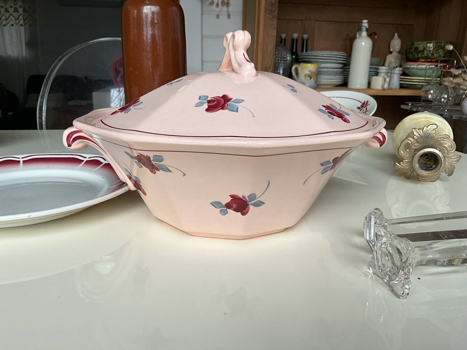 Saint Amand soup tureen, Pompadour model