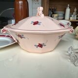 Saint Amand soup tureen, Pompadour model