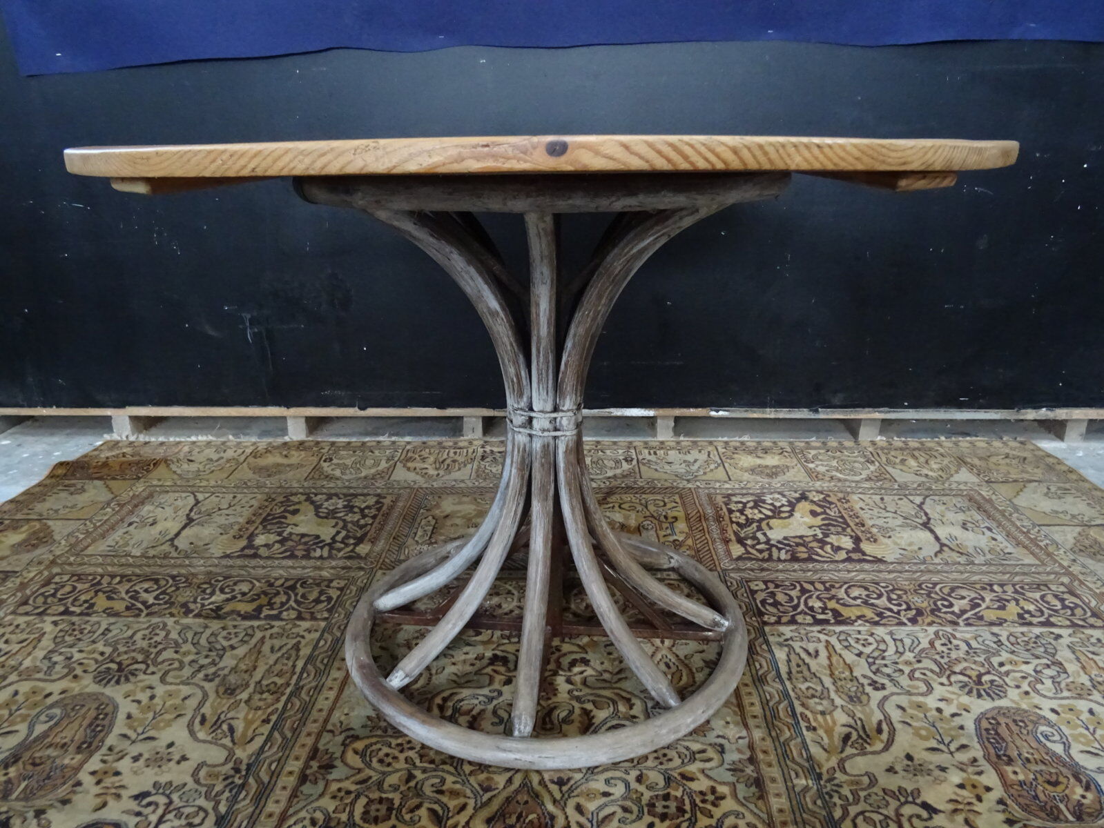 Tulip footing round table