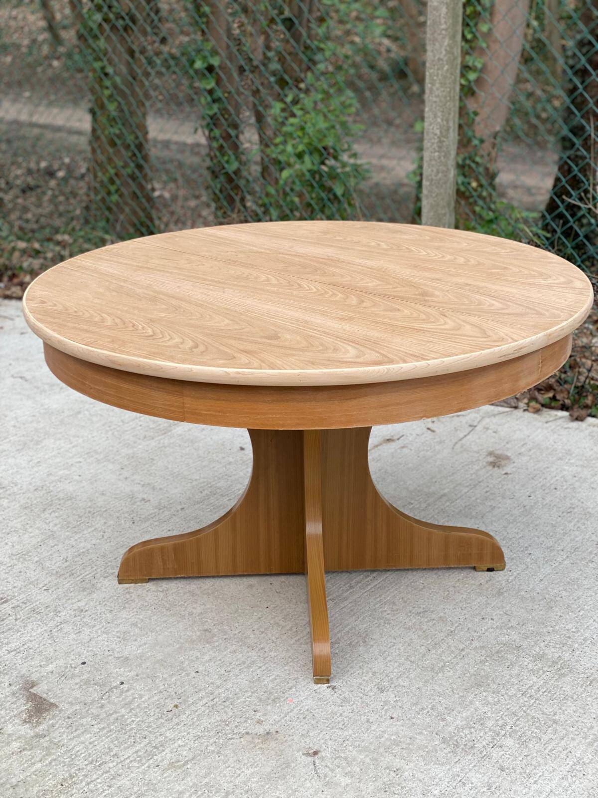 Round extendable Scandinavian dining table in Baumann style oak with central leg