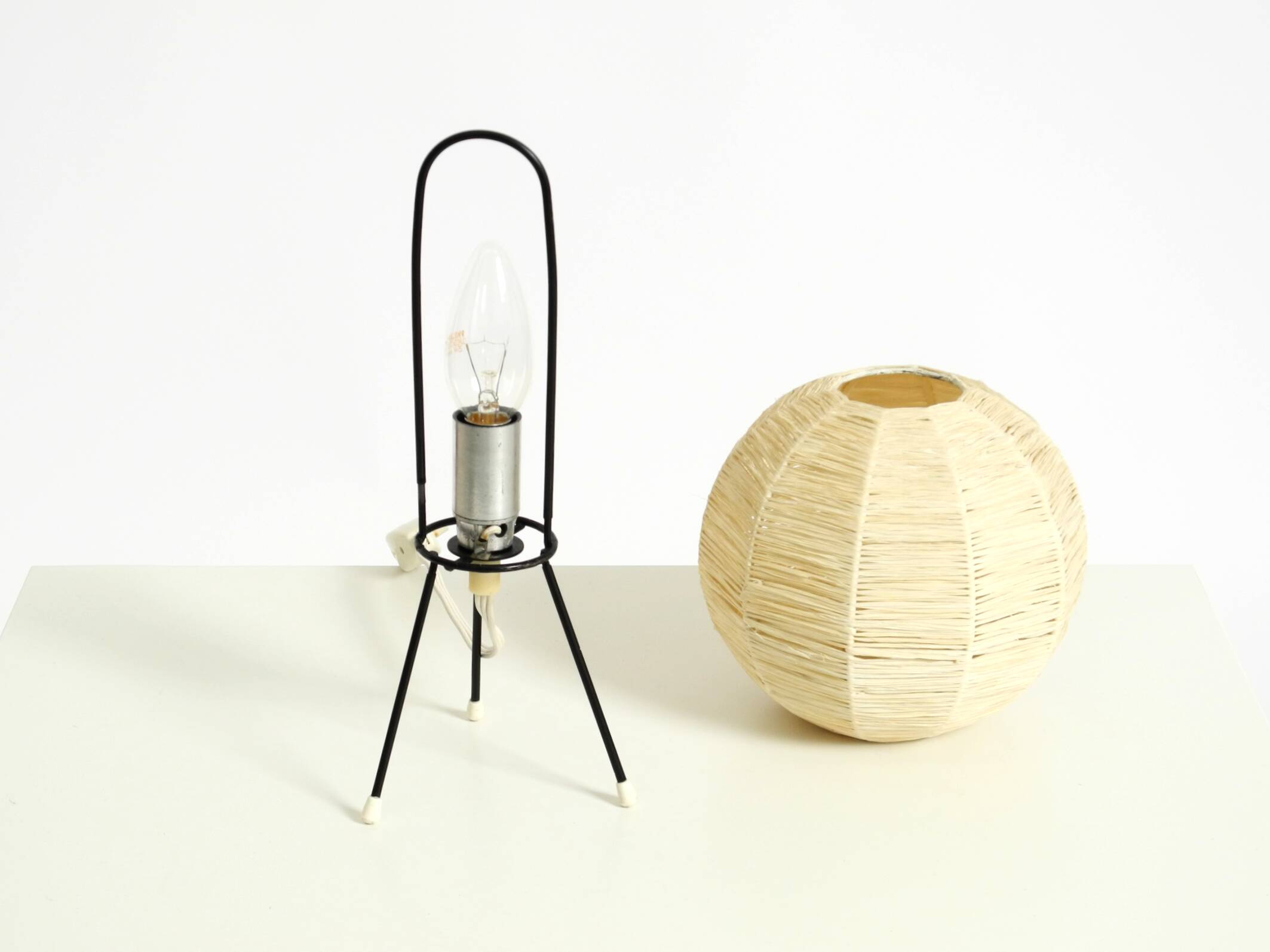 Beautiful mid-century modern tripod raffia table lamp