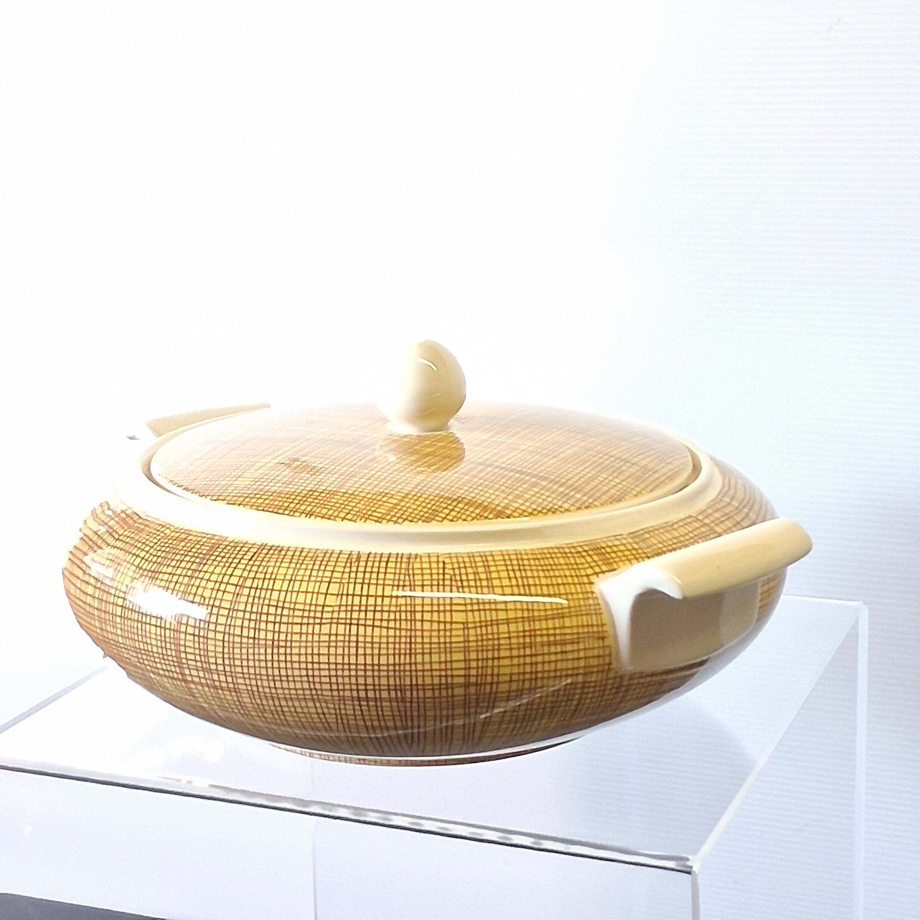 Very beautiful old soup tureen from Villeroy & Boch in very good condition.