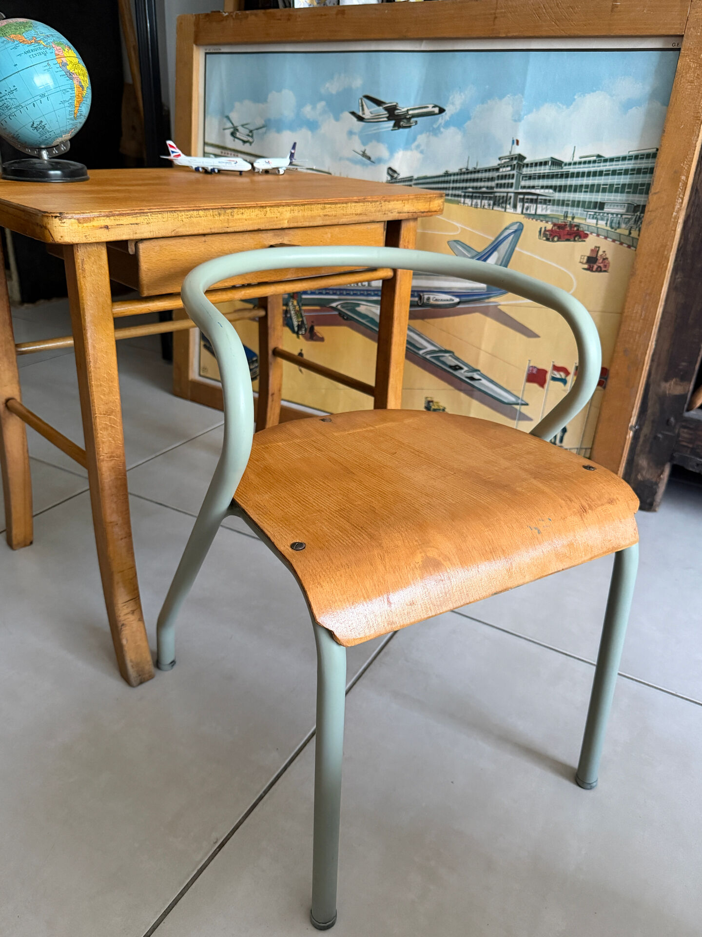 Bureau enfant Baumann en bois et chaise Hitier vintage