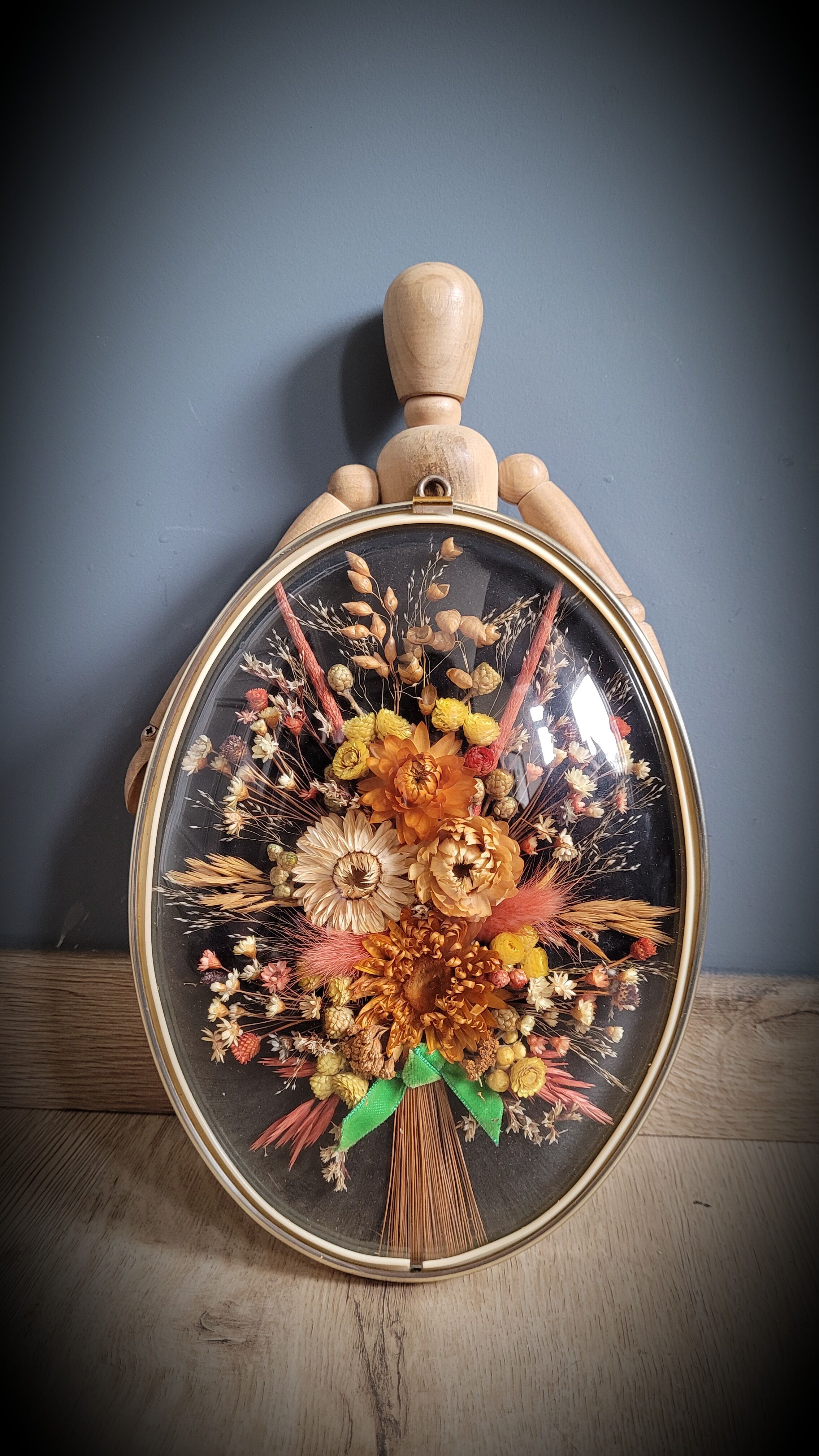 Curved glass flower frame