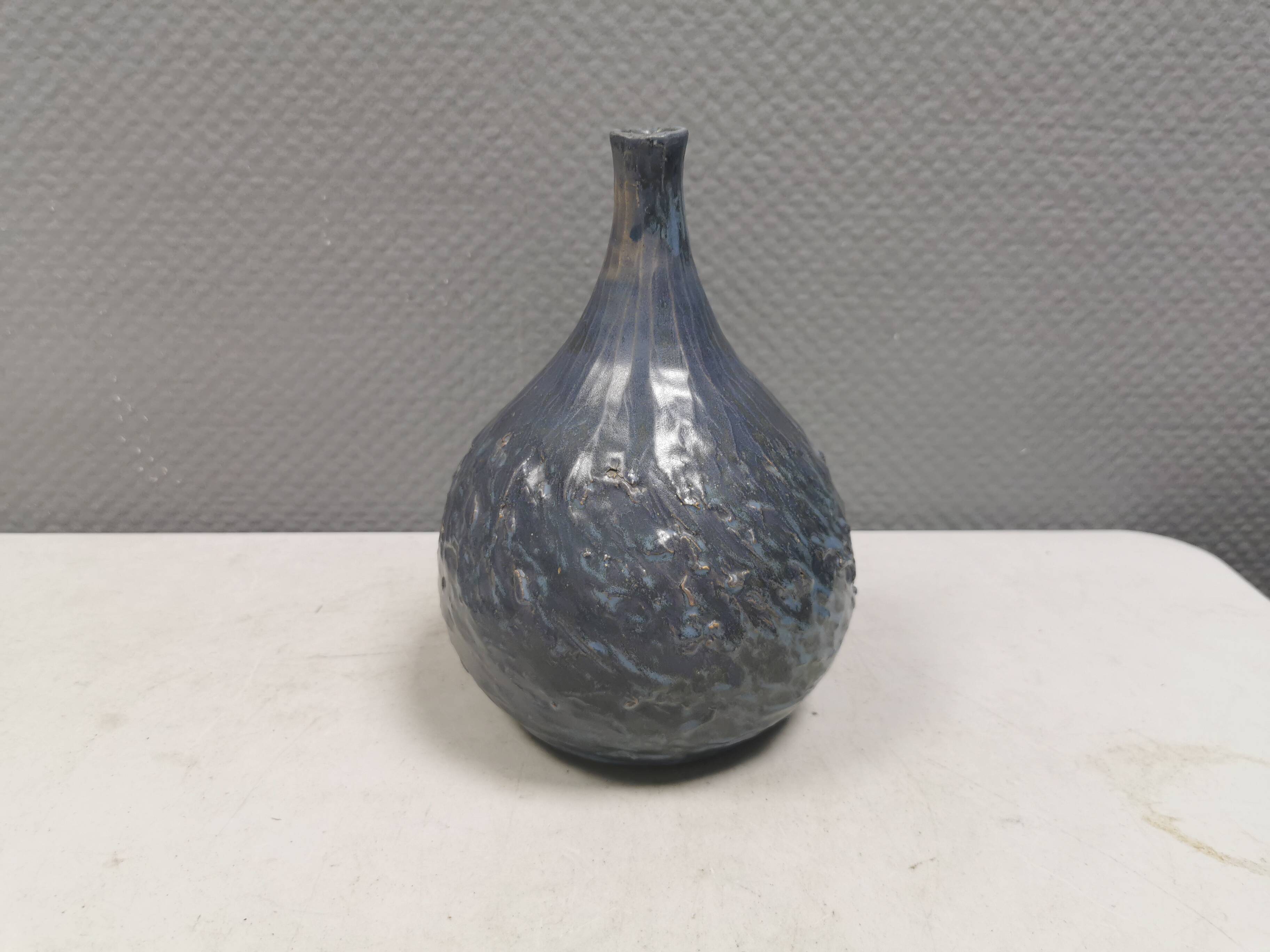 Vase Pauline Toynbee, Émail en cristal bleu texturé, forme organique, années 1980