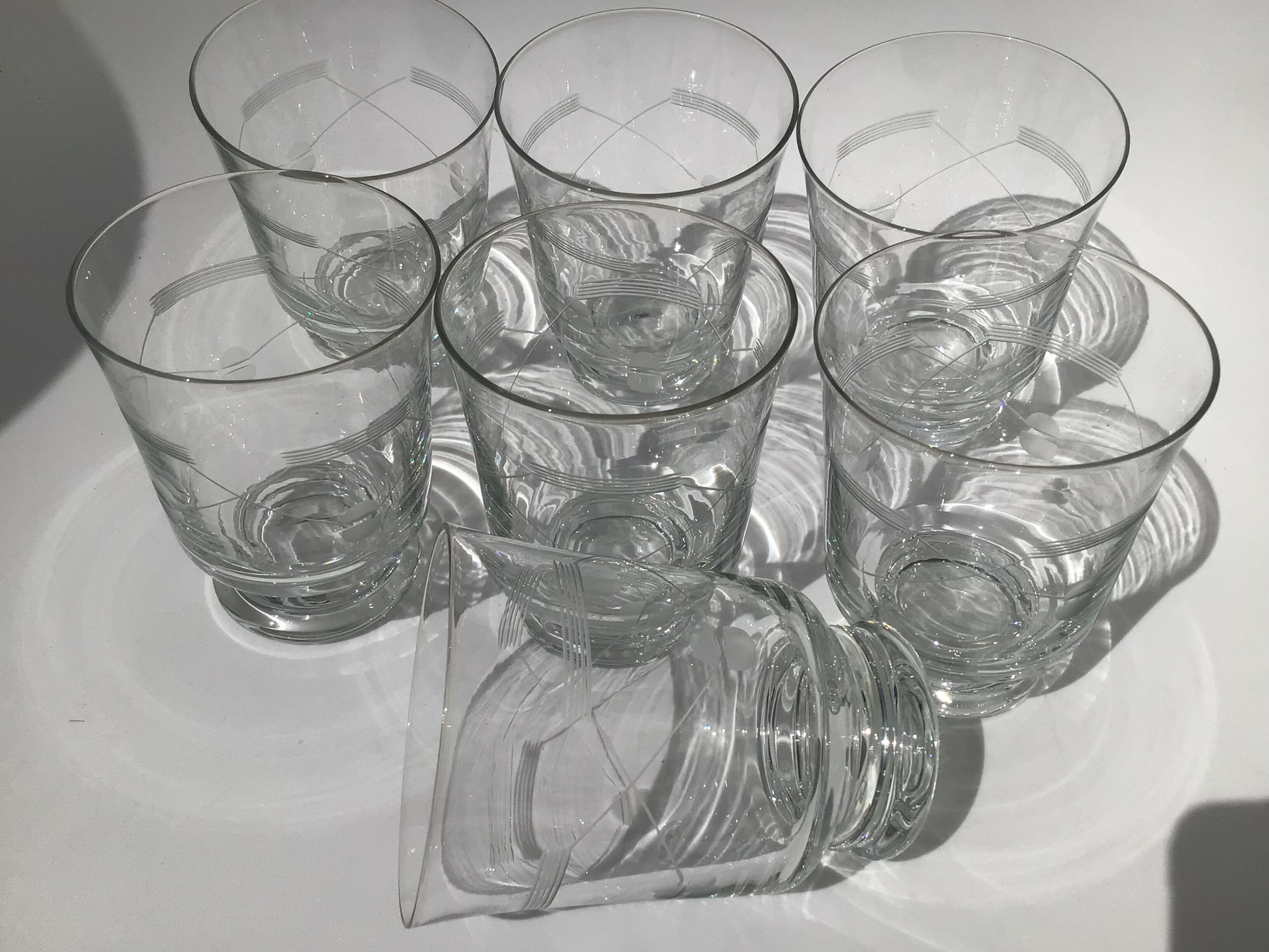 7 verres a eau gravés art déco  hauteur 9,5cm