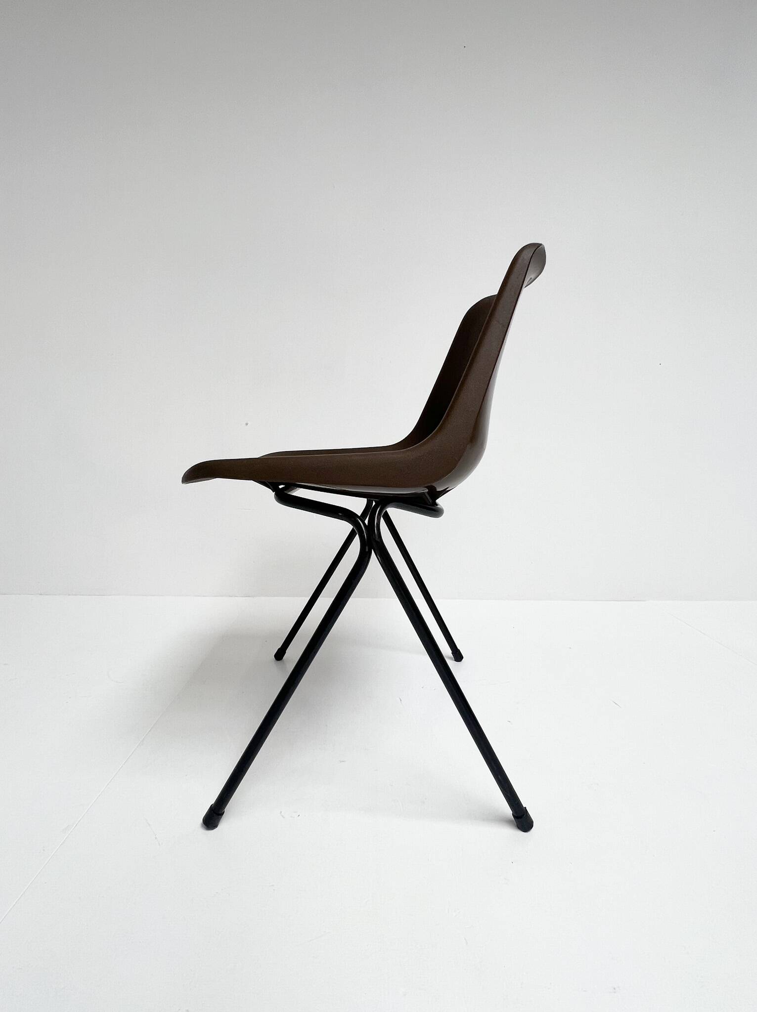 Brown and black set of 6 Polyprop chairs on a metal frame. The Polyprop cha
