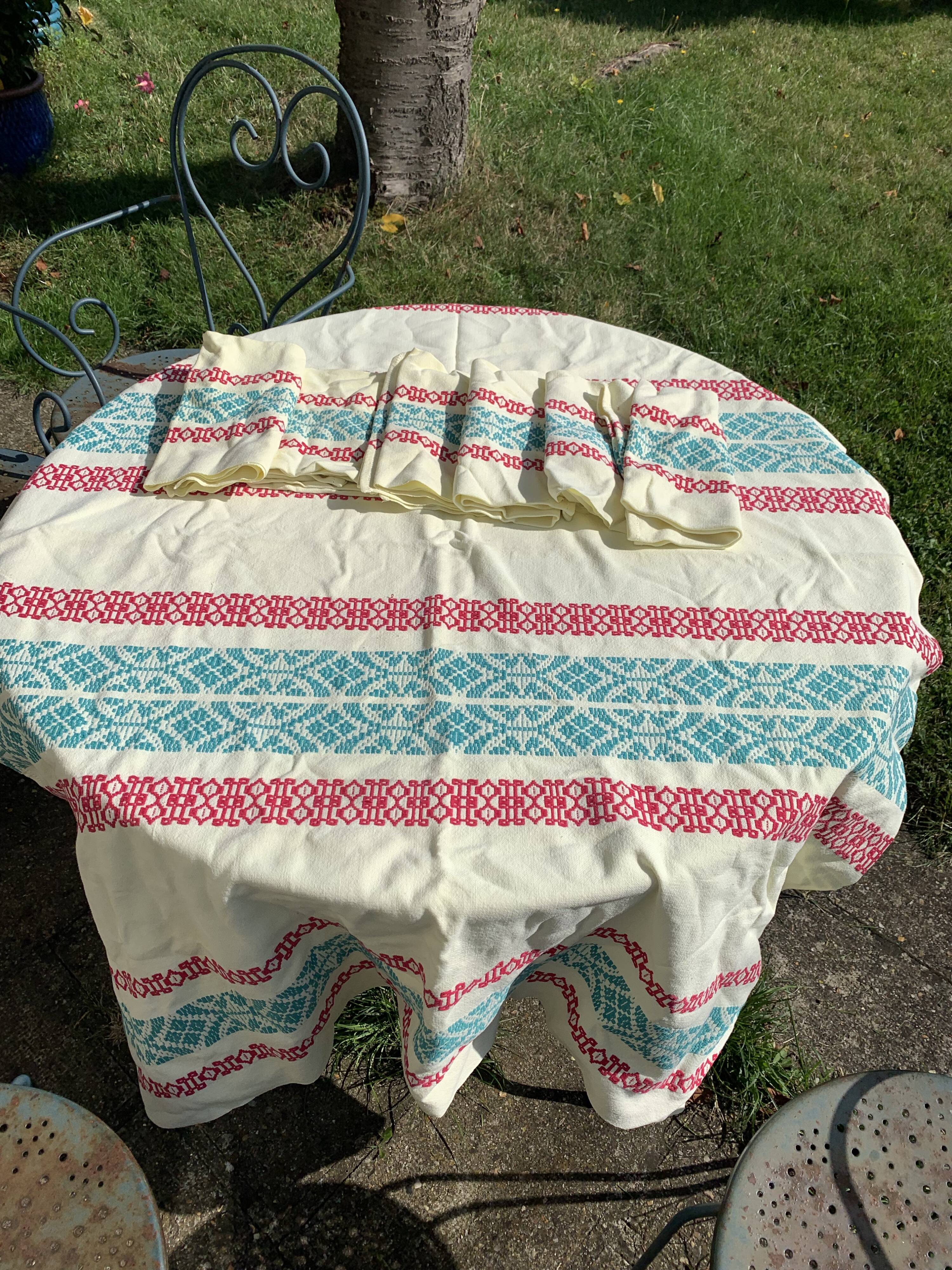 Nappe rectangulaire, linge de maison basque en coton jaune broderies rouges et bleues, vintage