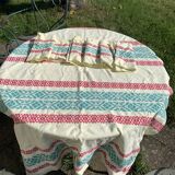 Nappe rectangulaire, linge de maison basque en coton jaune broderies rouges et bleues, vintage