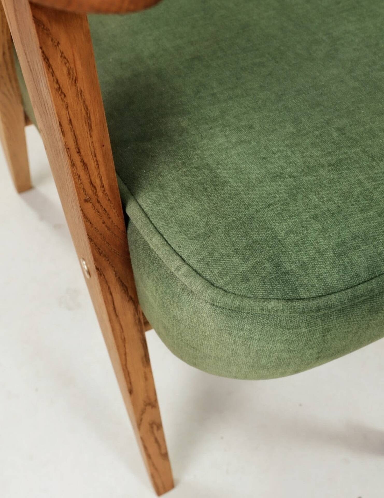 Paire de fauteuils en chêne clair et tissu vert olive