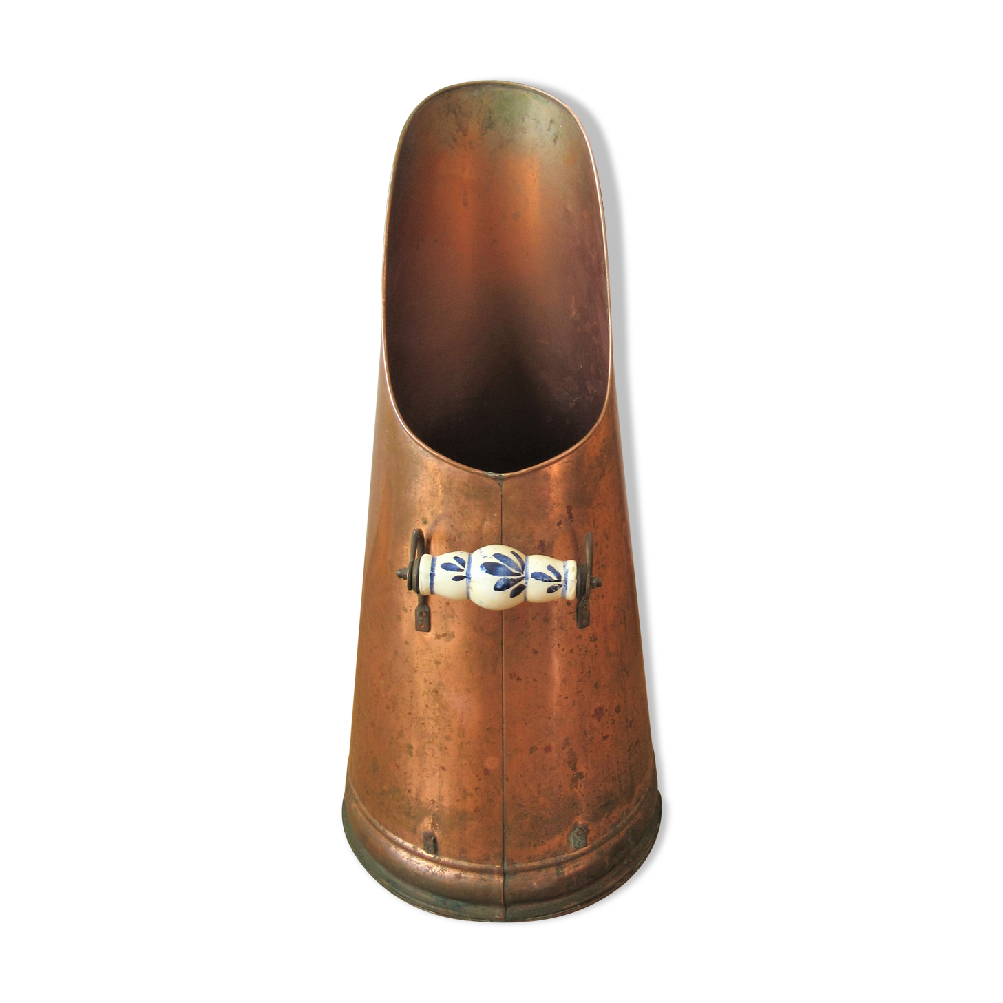 Copper coal bucket handle in white and blue earthenware