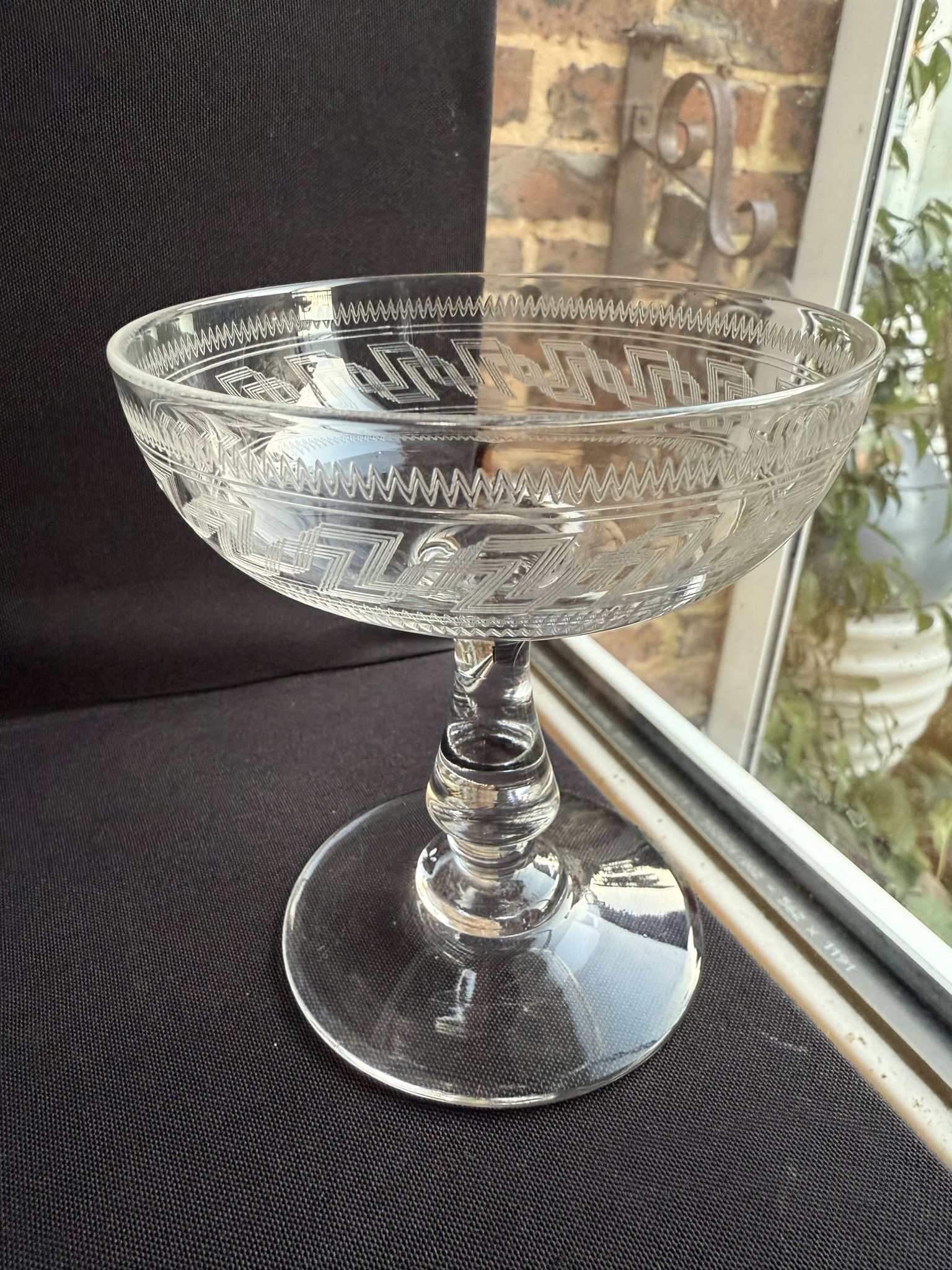 6 coupes à champagne Baccarat gravure Grecque inclinée