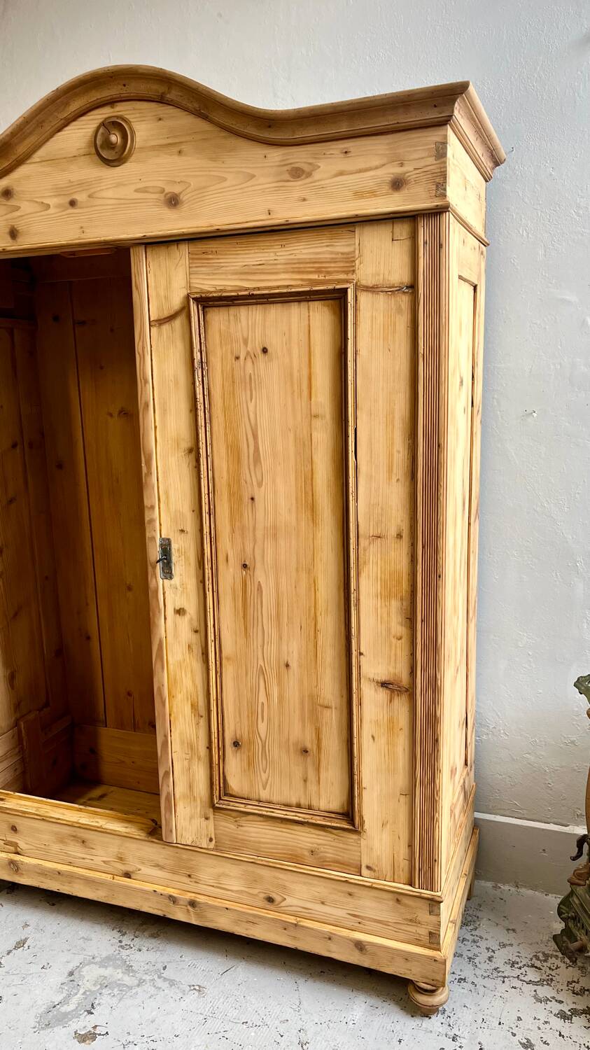Hat cabinet with 2 doors