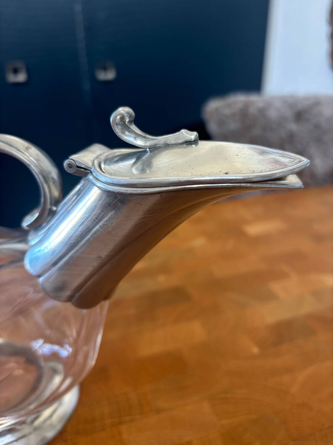 Pewter wine carafe "The Spirit and the Wine" – Exceptional piece – 1.3