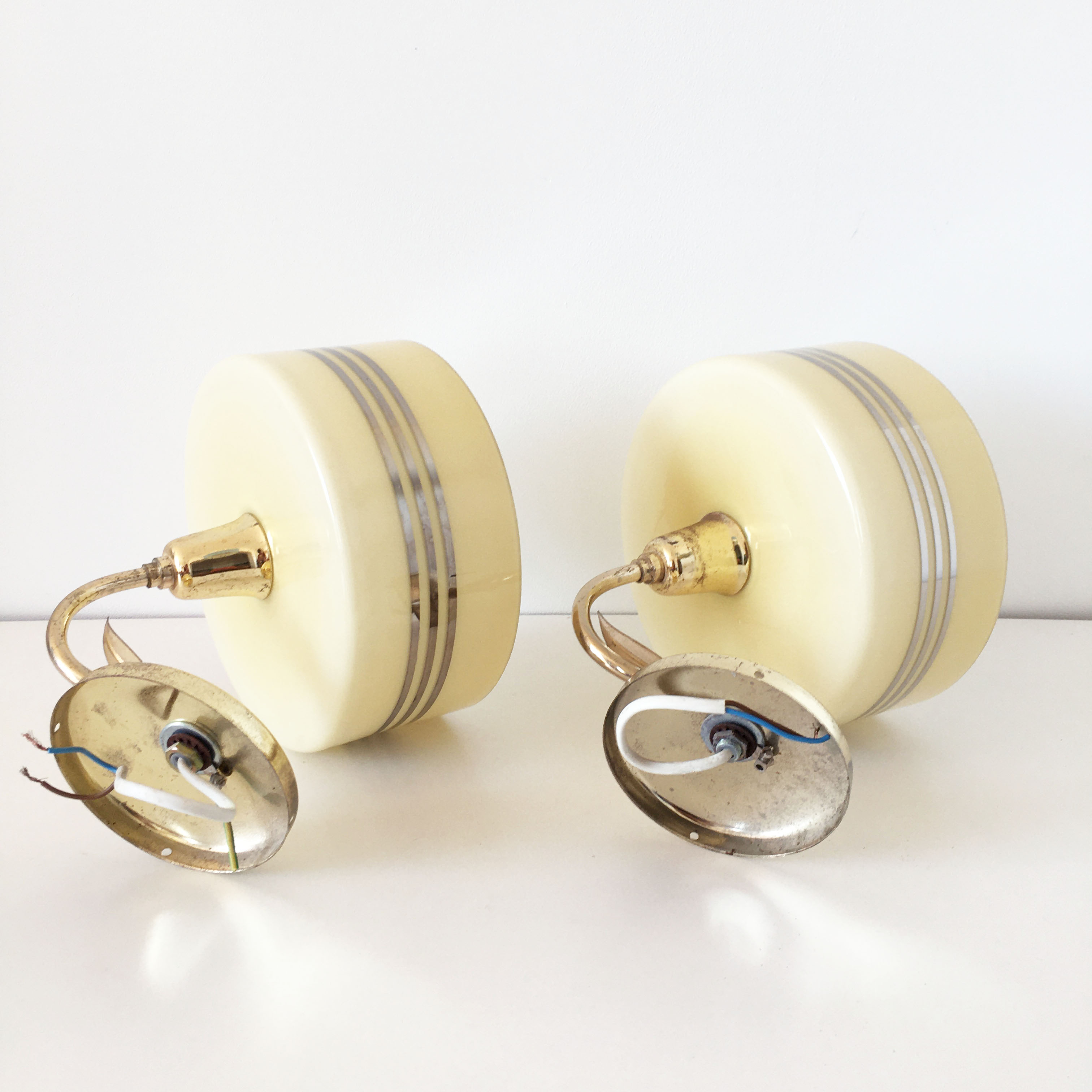 Paire d'appliques globe opaline jaune et doré