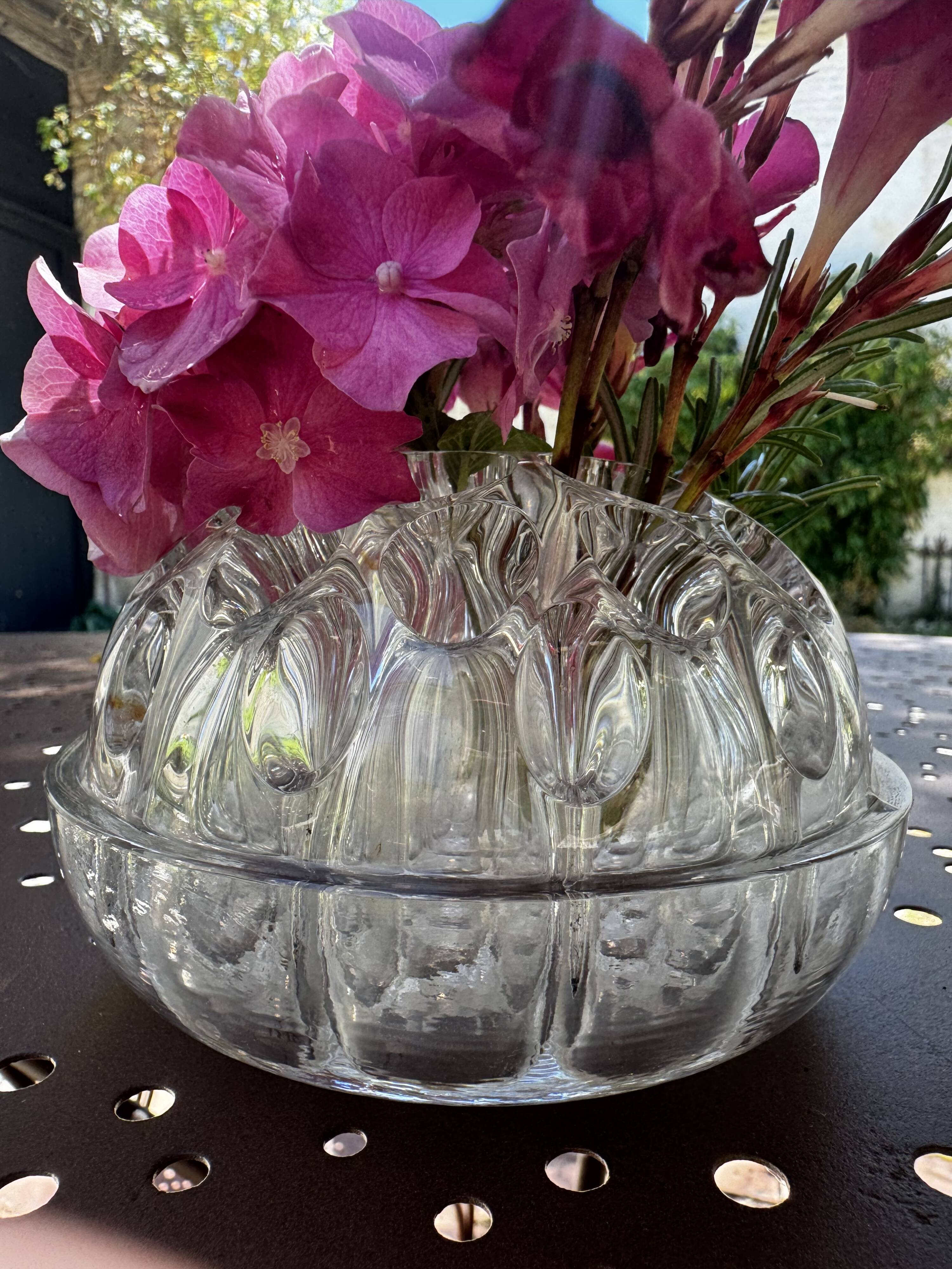 Ancien pique-fleurs en verre moulé transparent