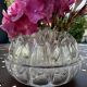 Ancien pique-fleurs en verre moulé transparent