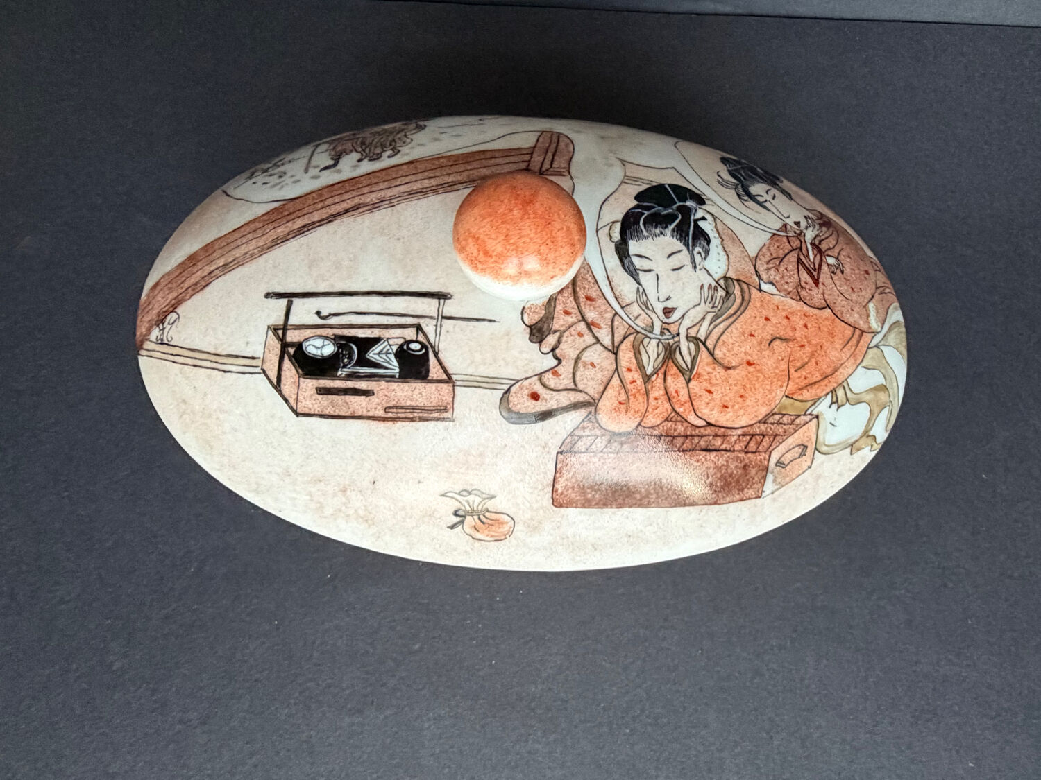 Earthenware bonbonnière