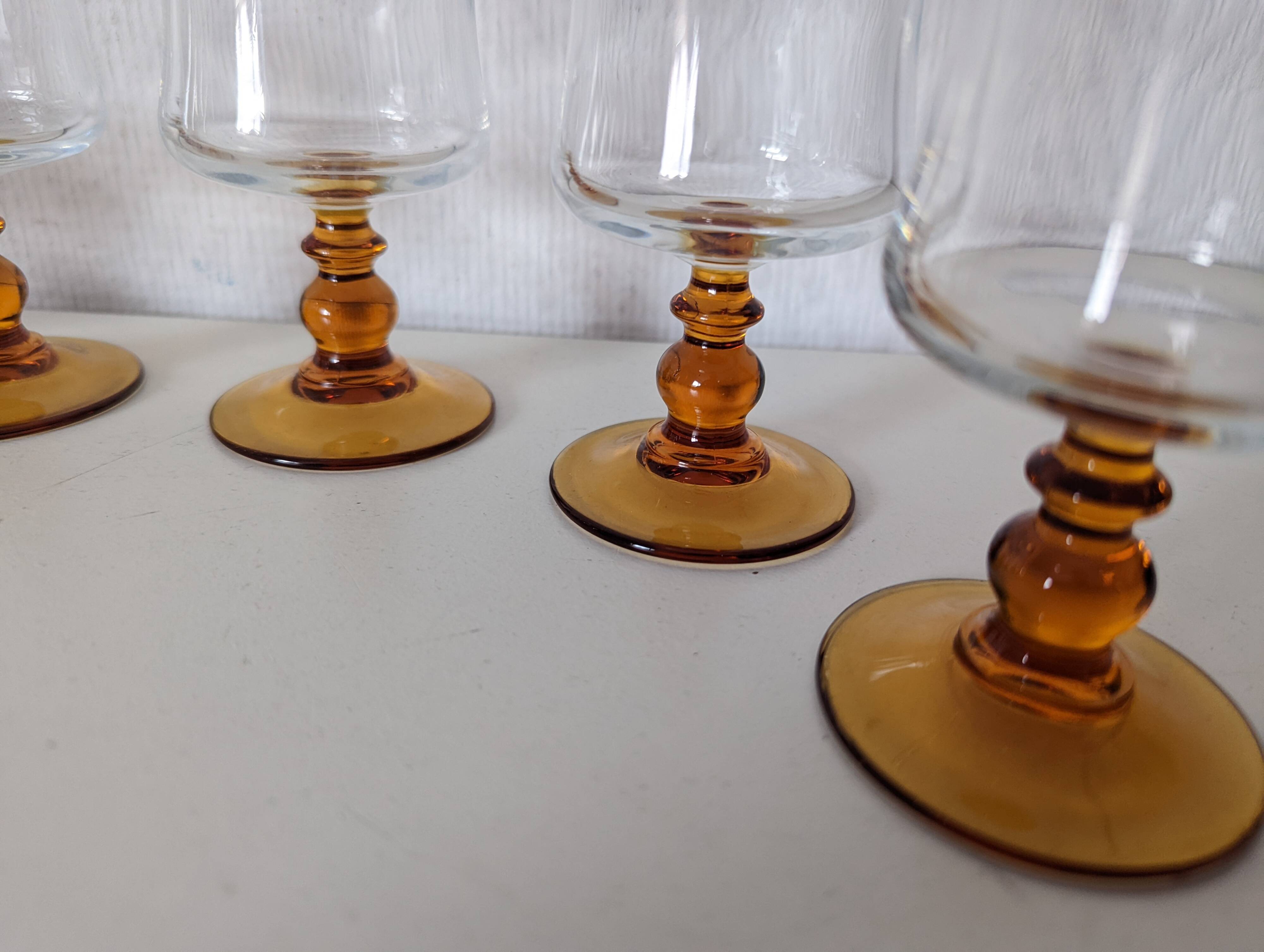 verre à pied , eau ou vin , pied jaune