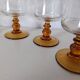 verre à pied , eau ou vin , pied jaune