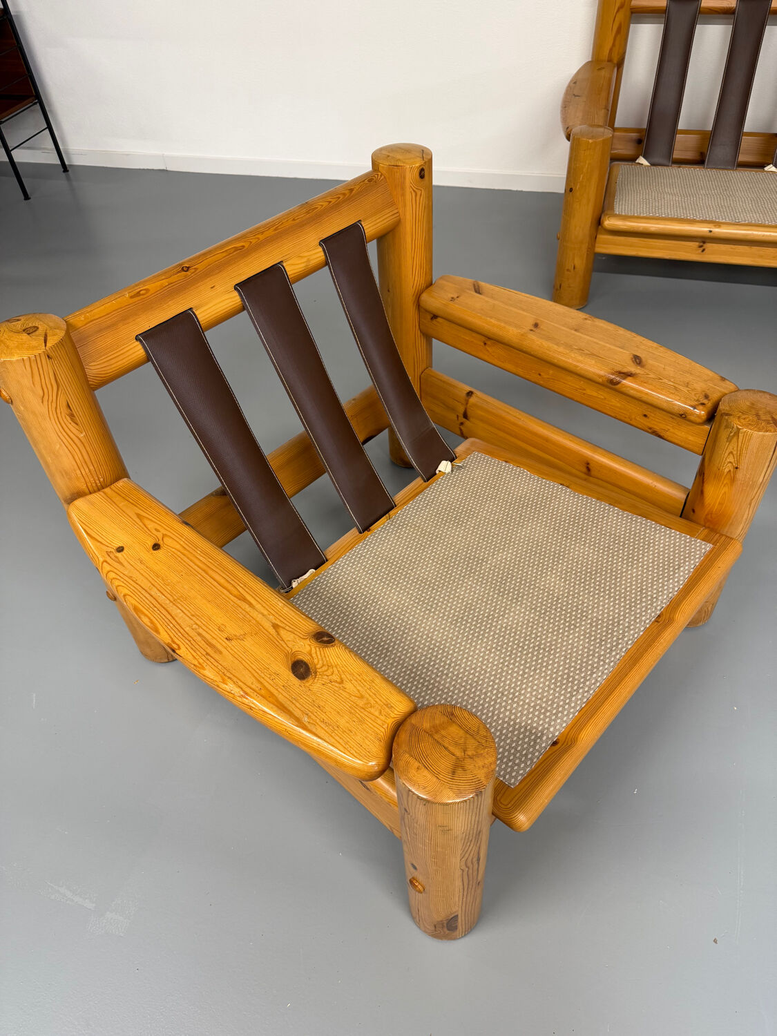 Set of 2 armchairs in solid pine with boucle fabric, 1970s Scandinavian design.