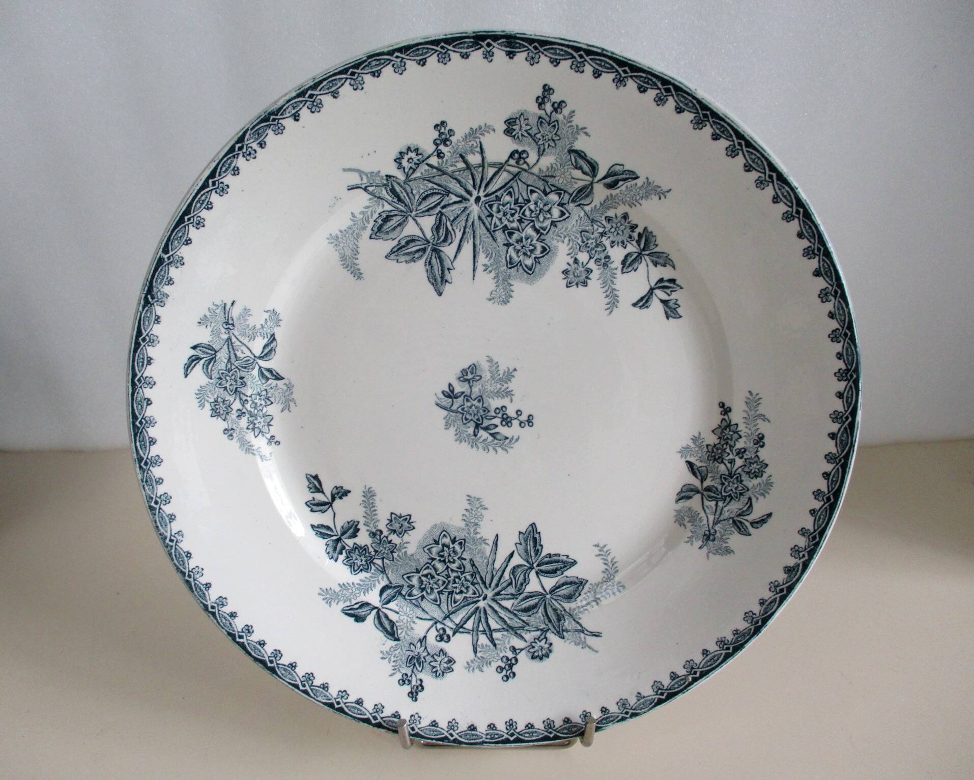 Iron earth dish – very large, round and flat, Sté Amandinoise model Margot