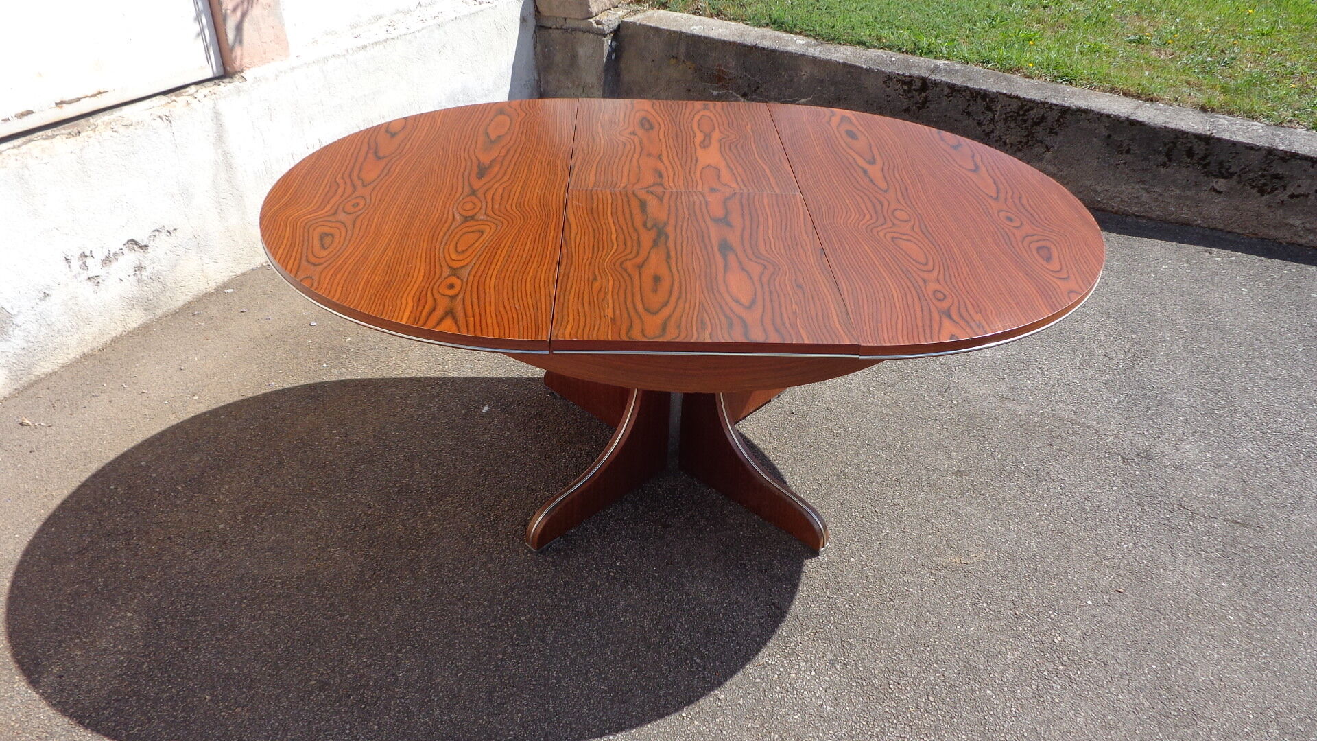 Table ronde ovale a pied central