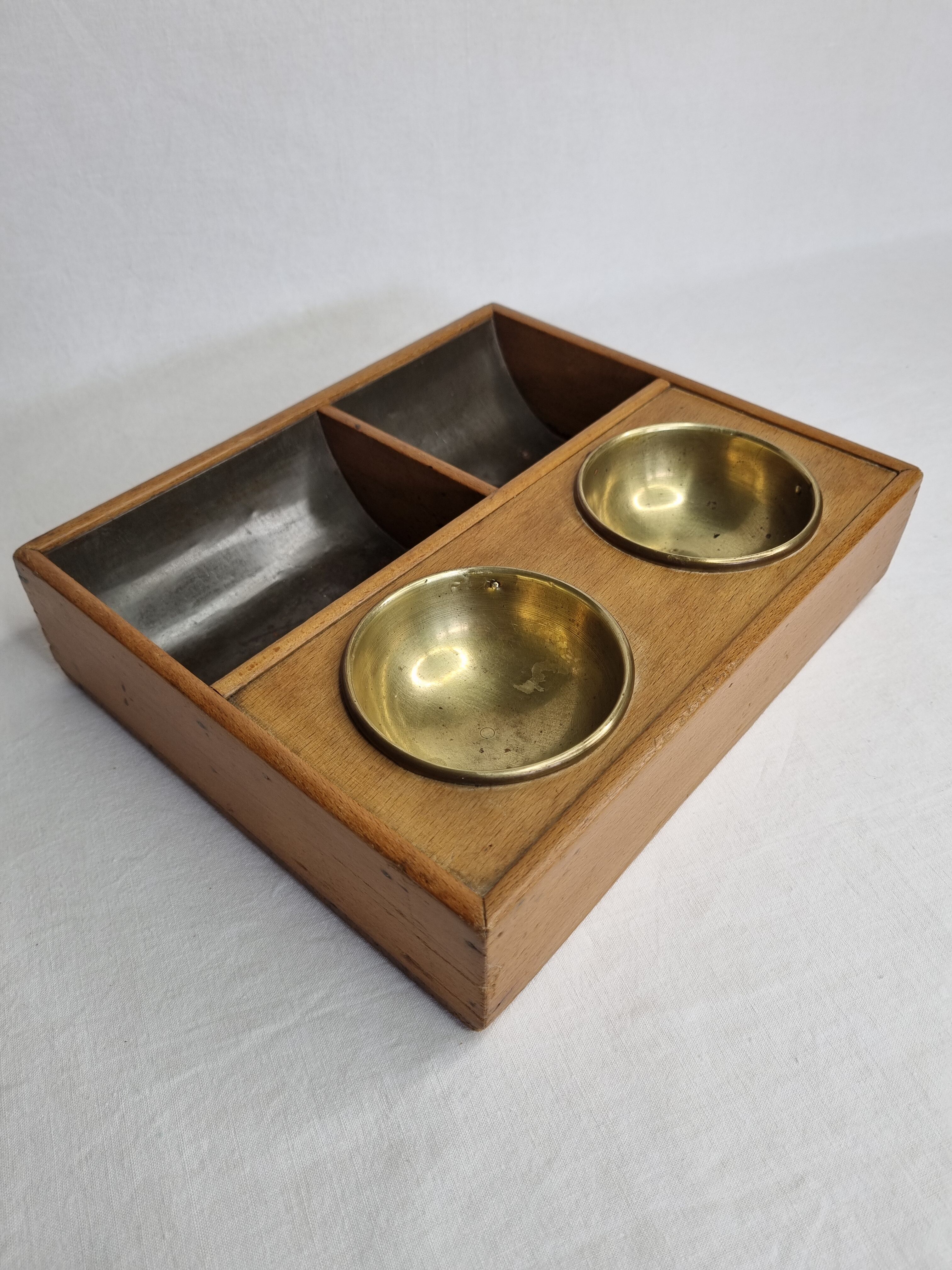 Ancien monnayeur de comptoir en bois et laiton, 21 cm