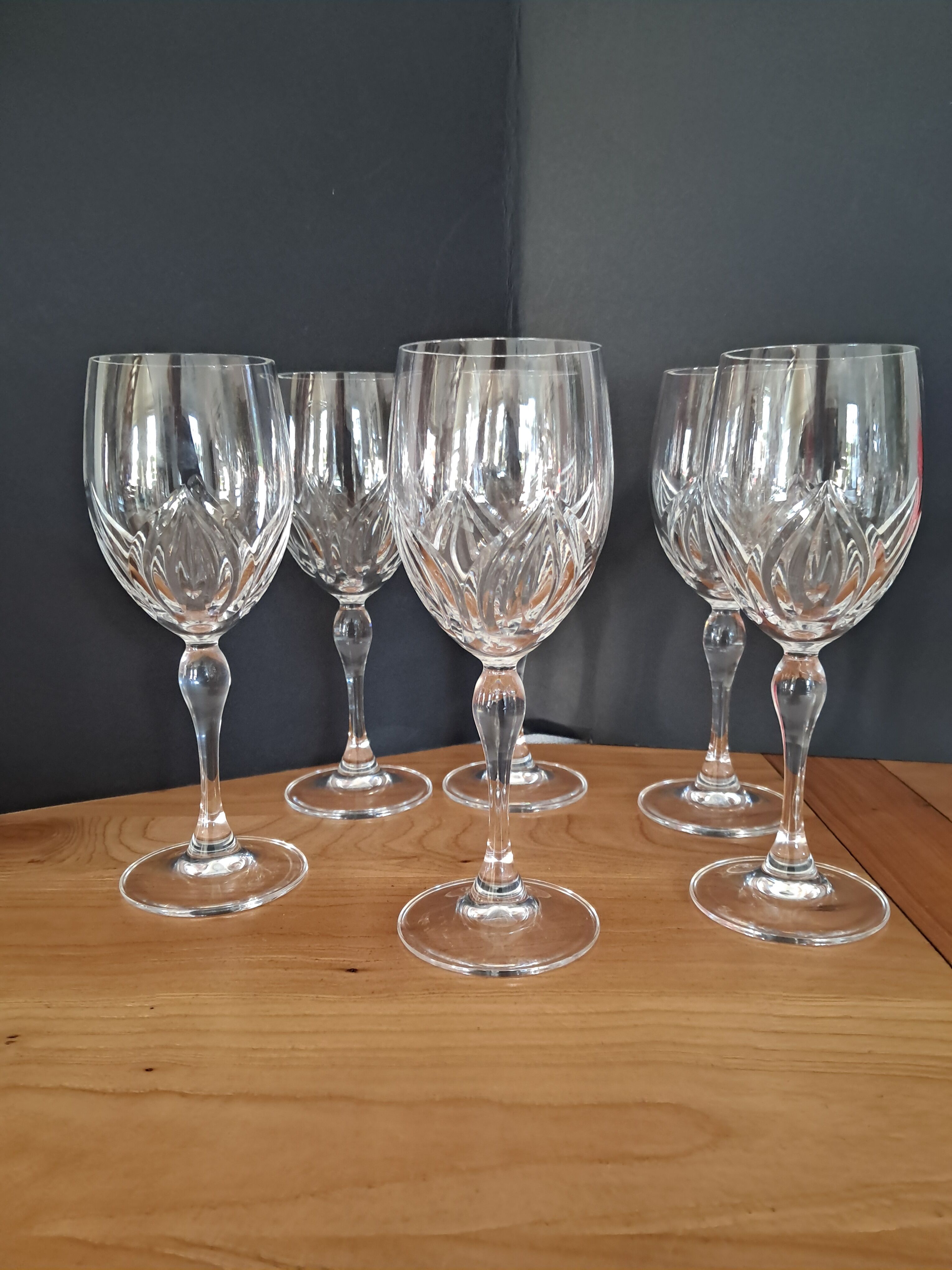 Crystal wine glasses with petal decoration