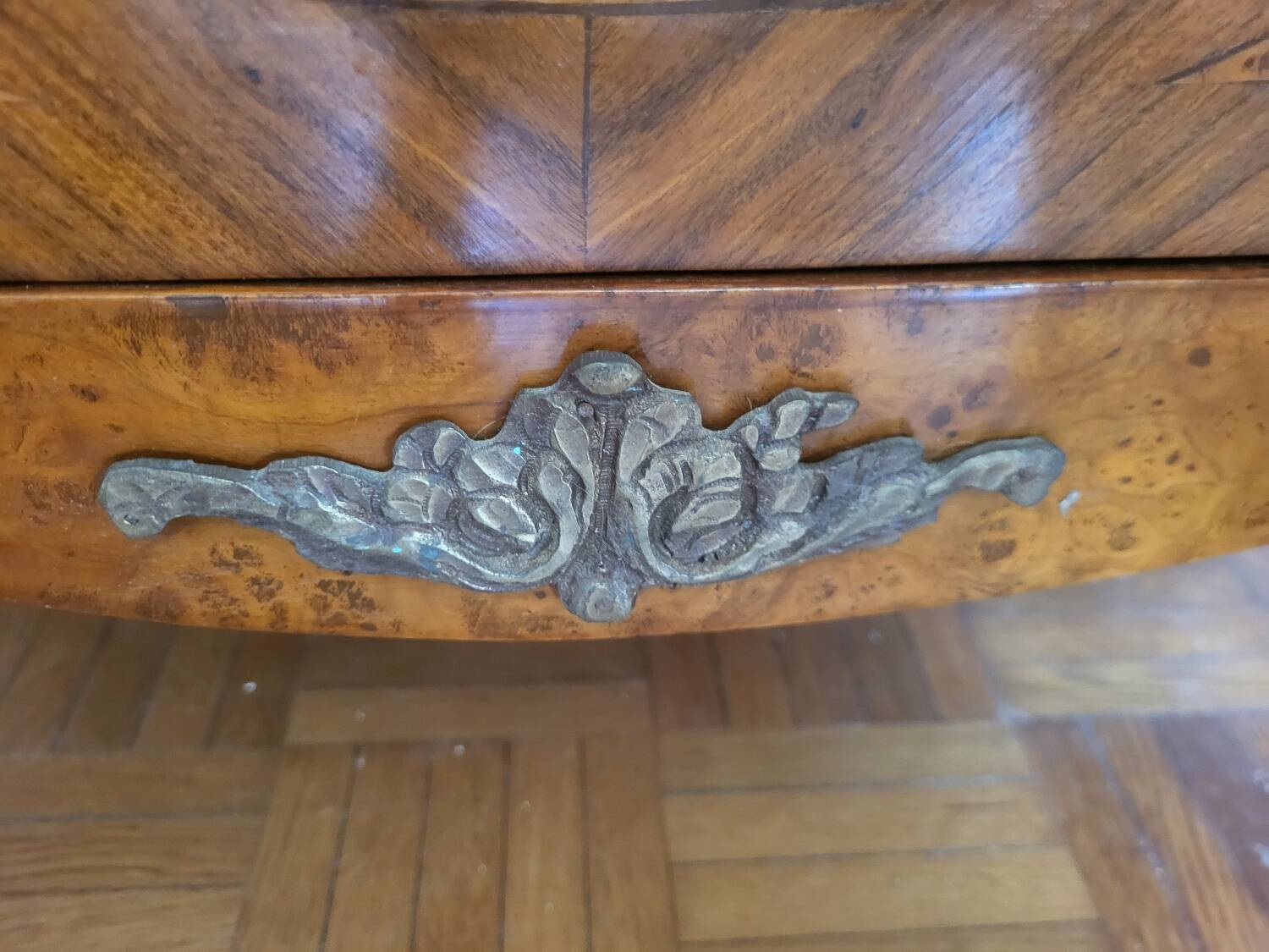 Chest of drawers with 4 drawers in Louis XV style