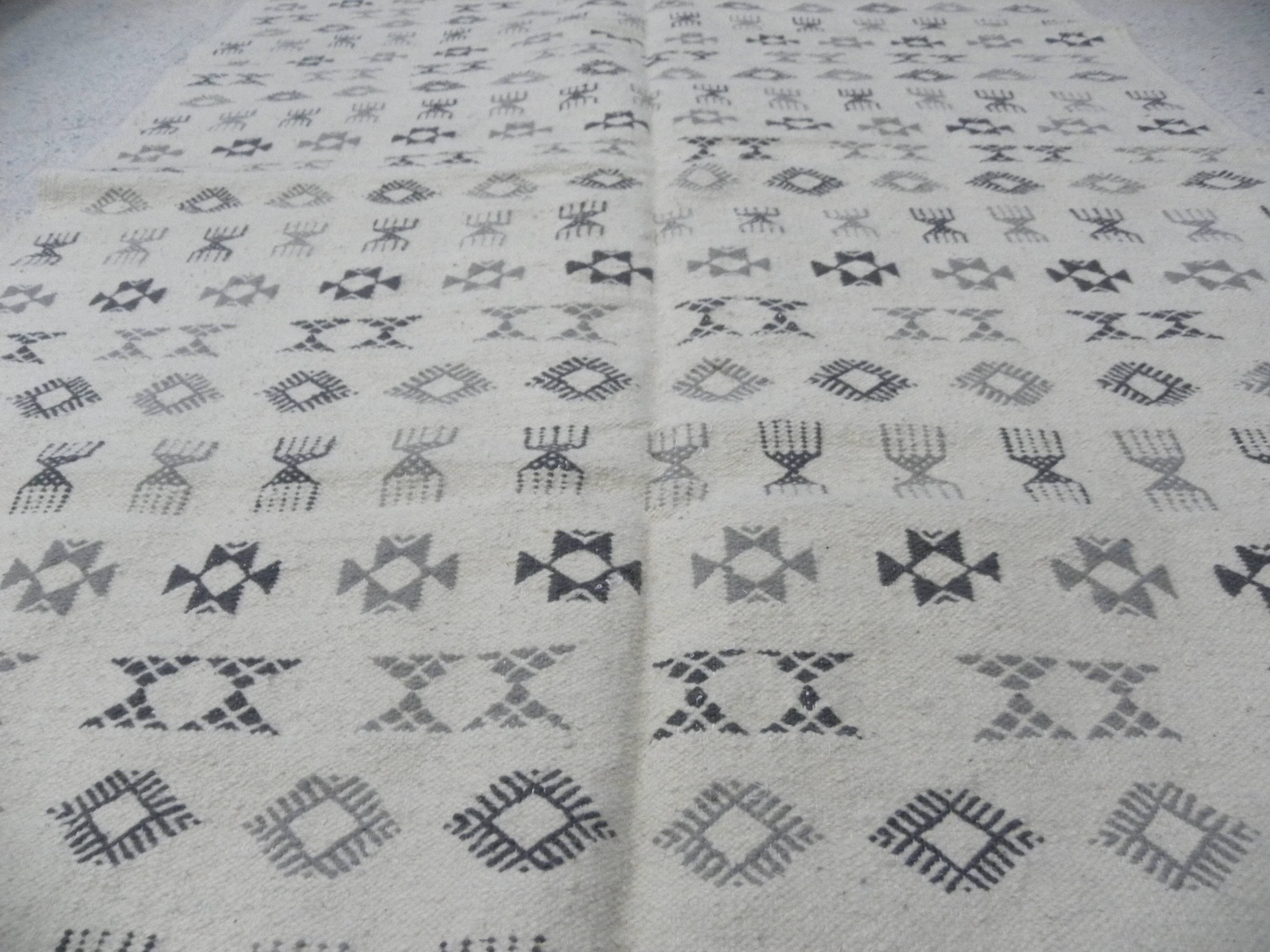 Hand-Knotted Berber Kilim Rug in Wool with Ethnic Pattern in Beige and Grey