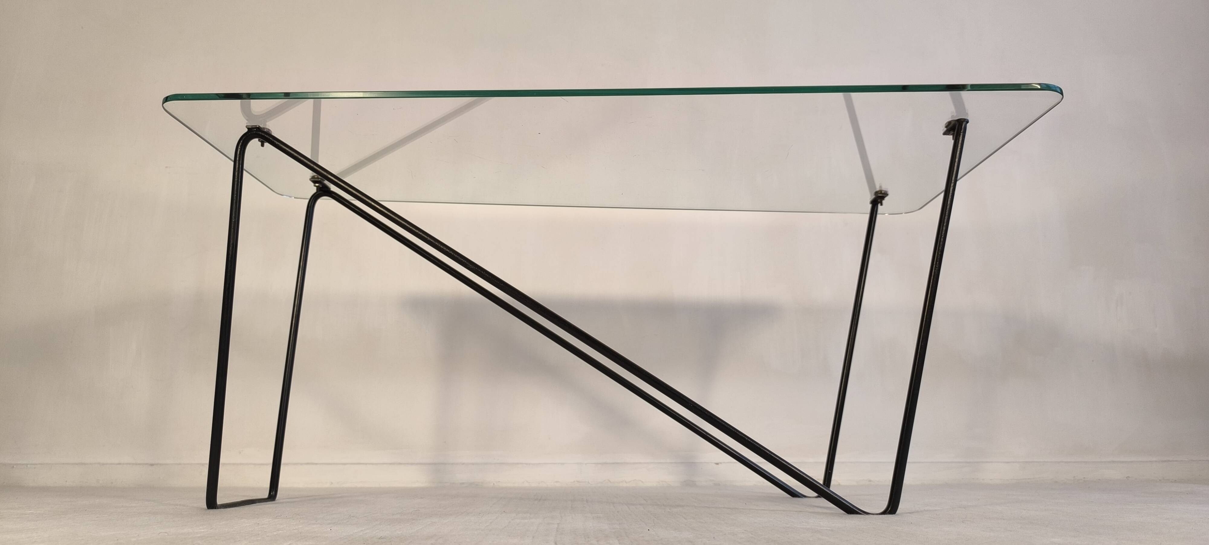 Superb asymmetrical coffee table AIRBORNE 1950s glass and lacquered metal.