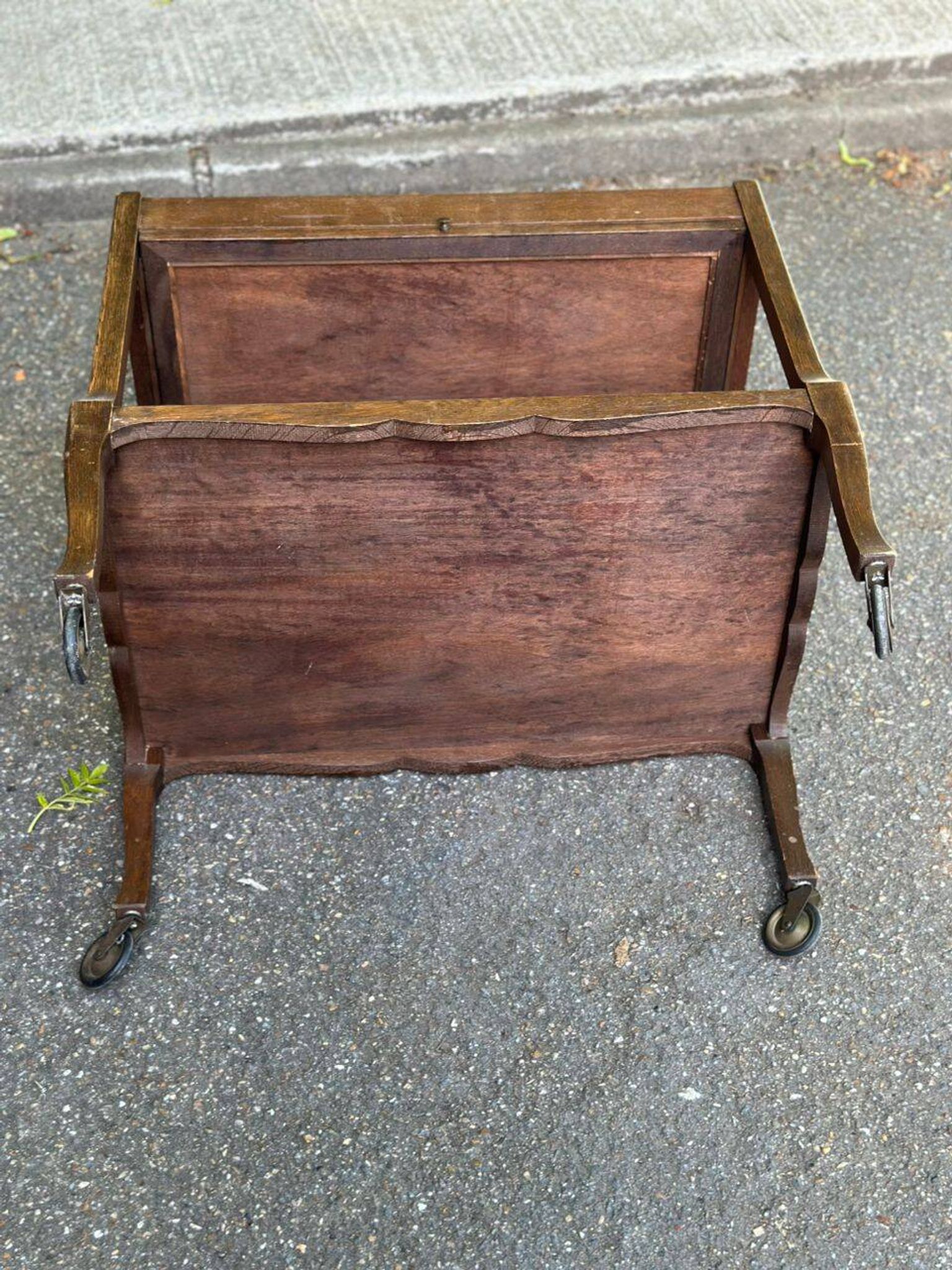 Extendable wooden bar trolley with a glass top from the 1930s.