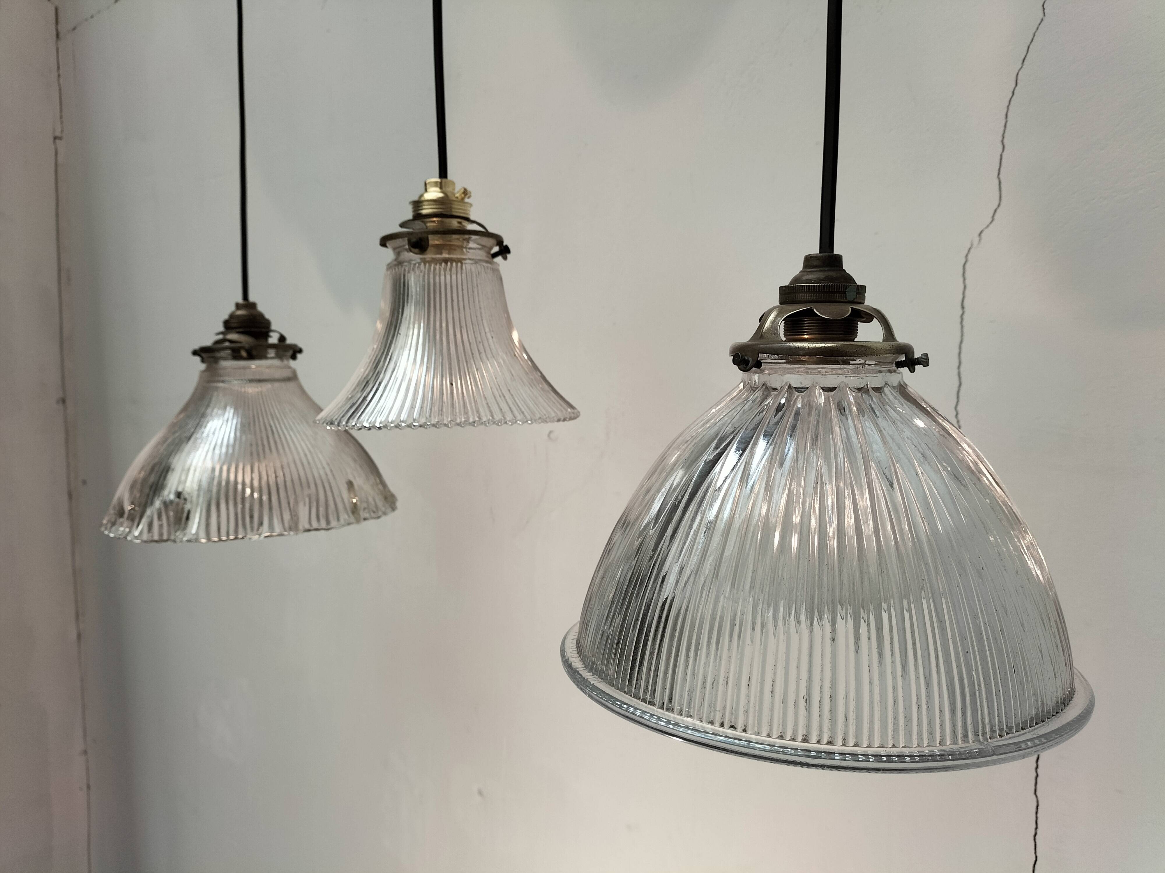 Holophane suspensions