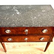 Commode en plaquage de bois de style Louis XVI et plateau en marbre