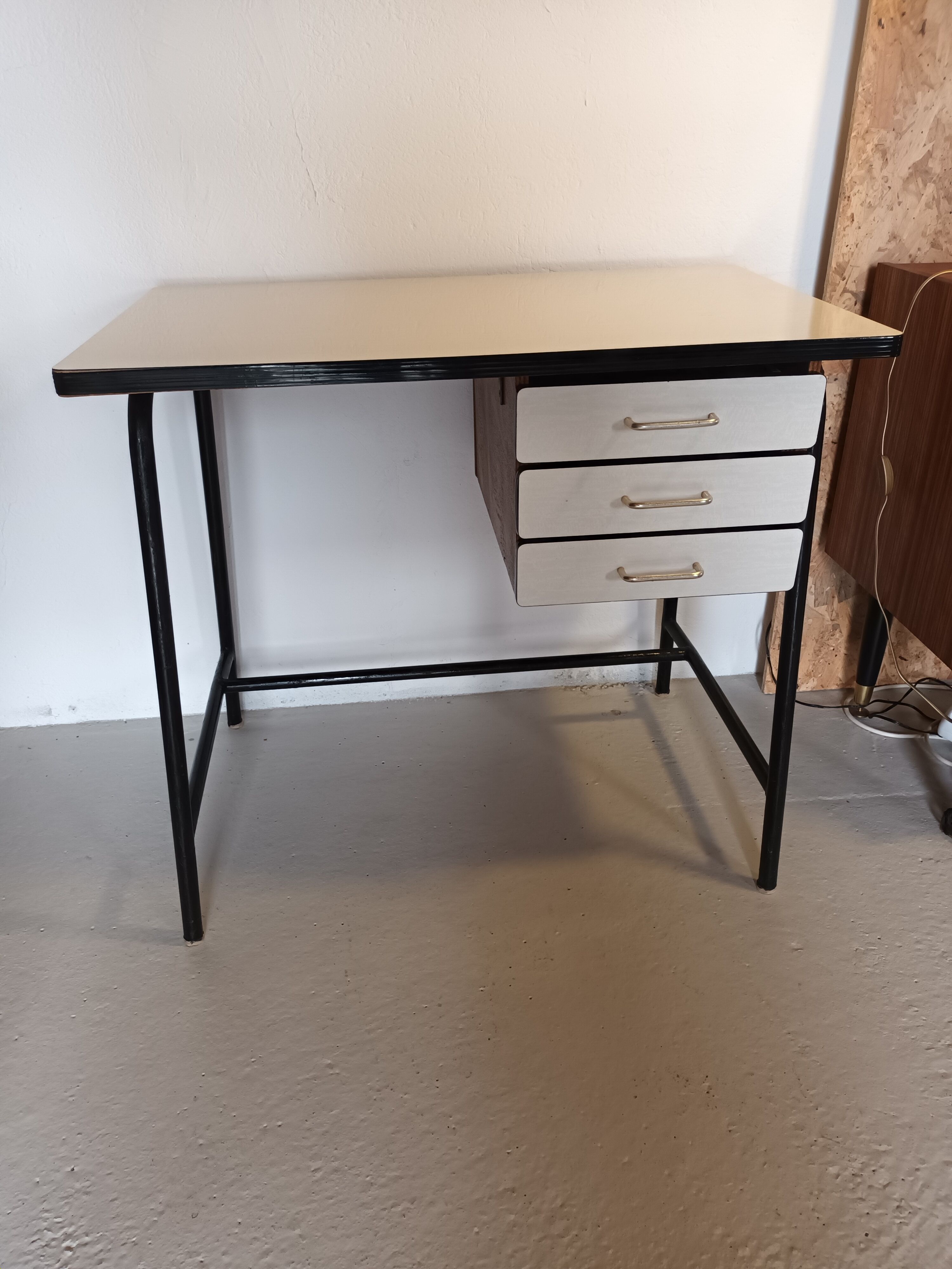 Formica desk