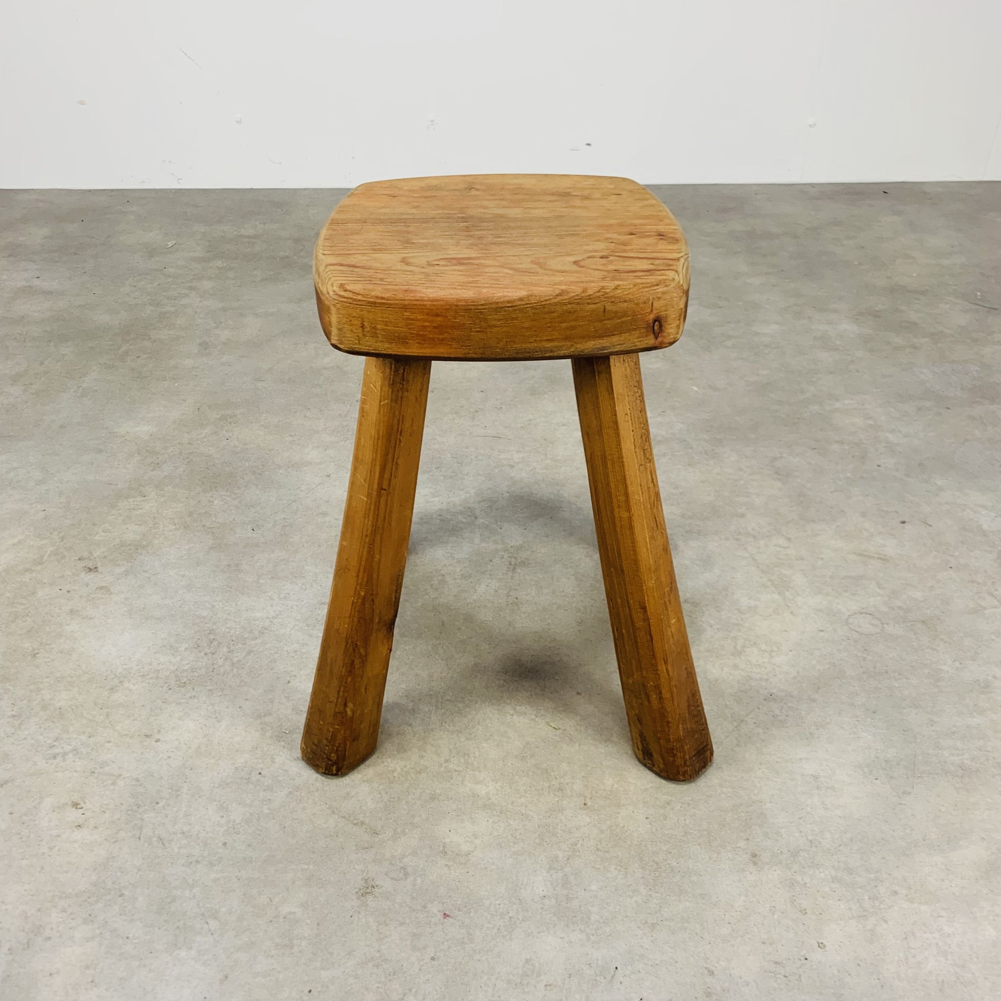 Tabouret brutaliste bois massif déco chalet