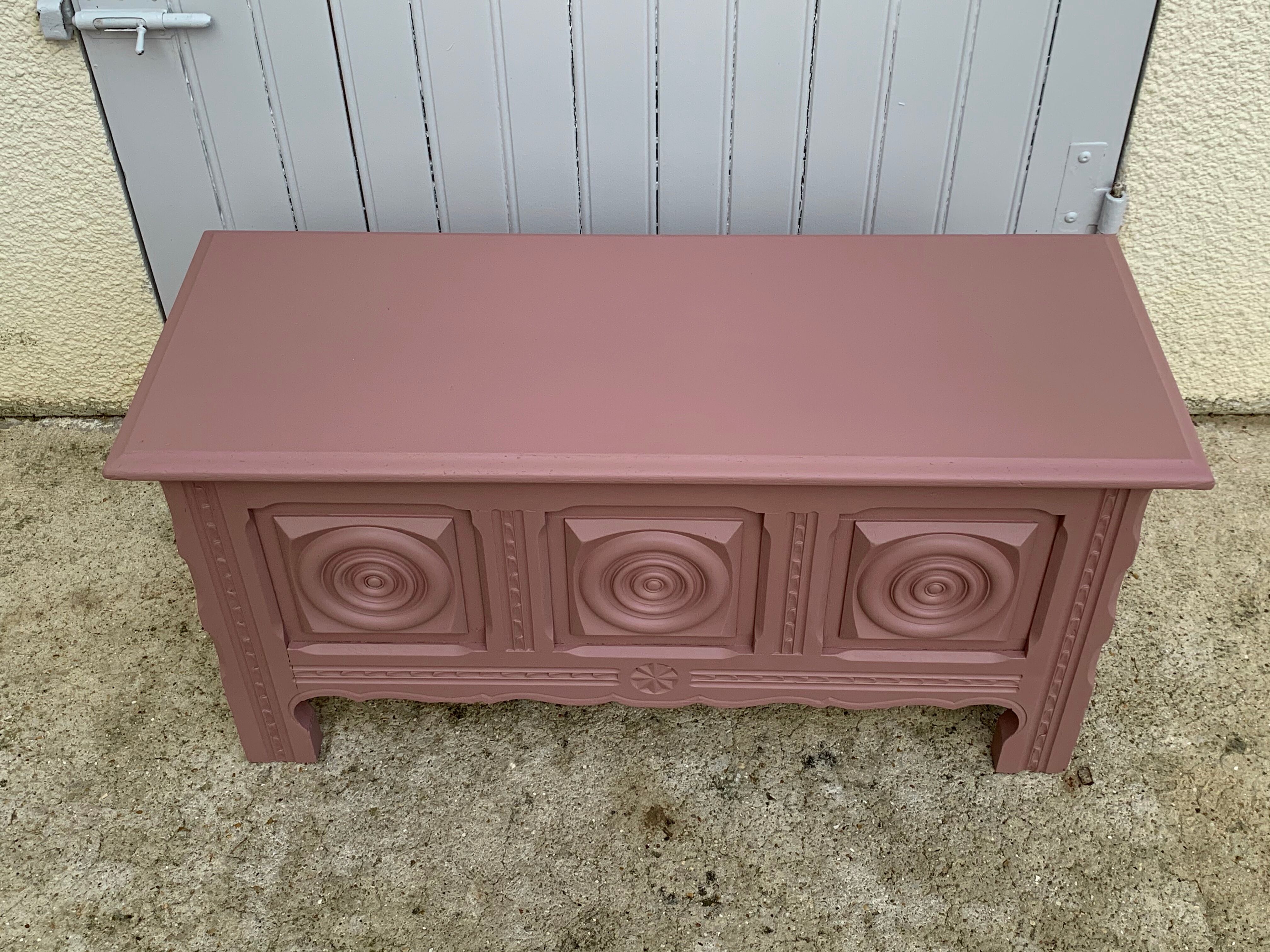 Old pink chest bench 1950