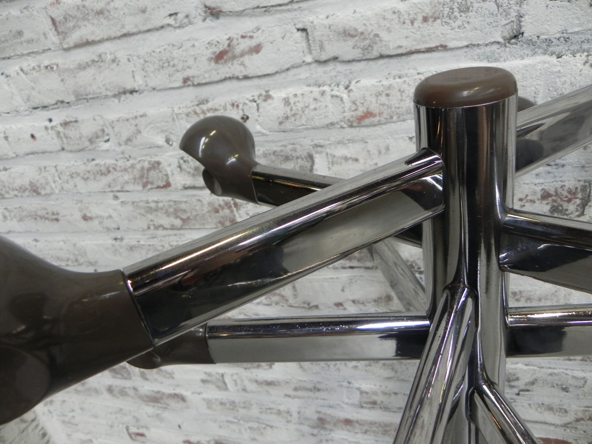 Porte-manteau debout de chrome de chrome de cru