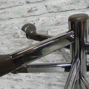 Porte-manteau debout de chrome de chrome de cru
