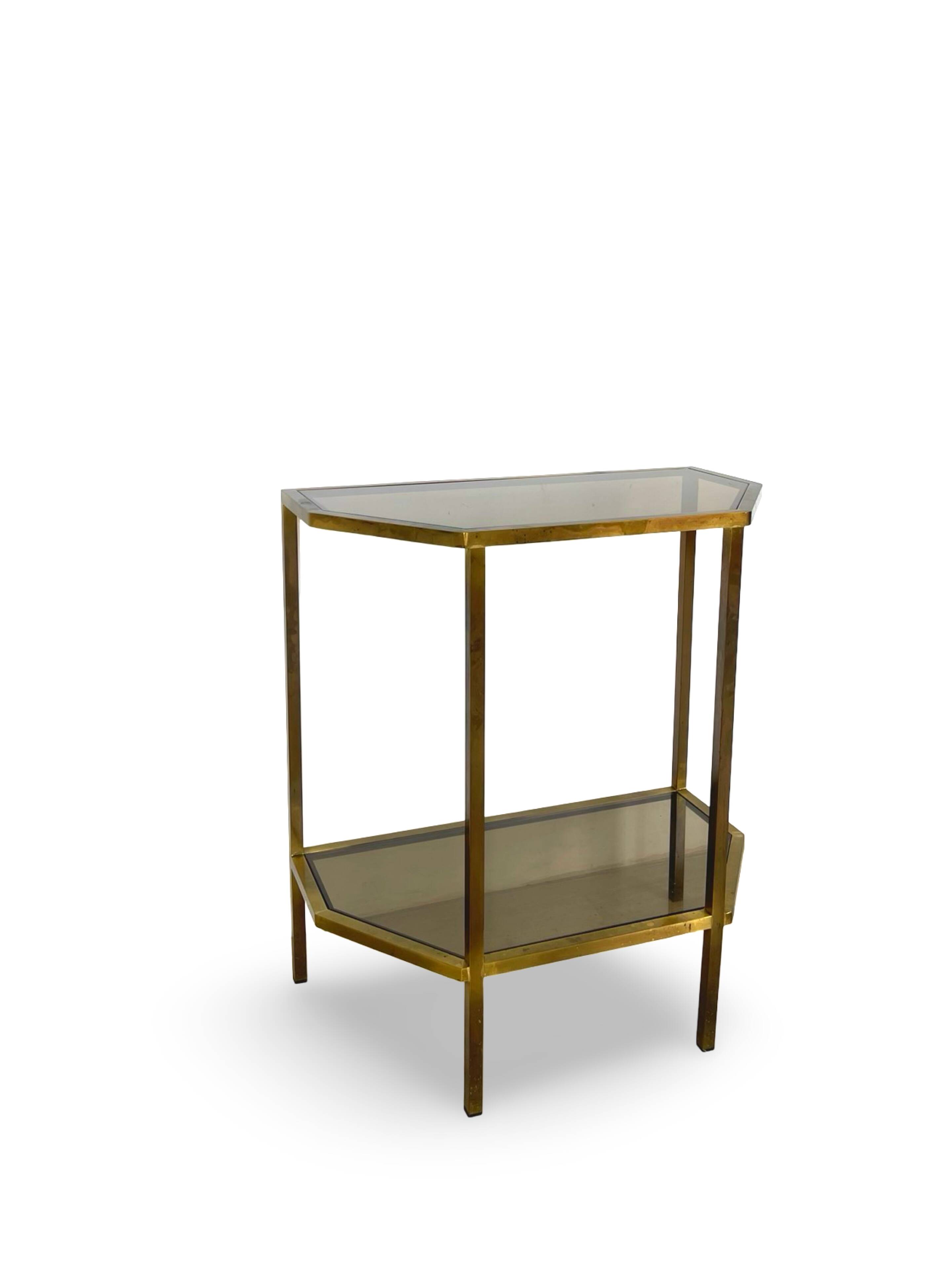 Table d'appoint italienne demi-hexagonale en laiton des années 1970.