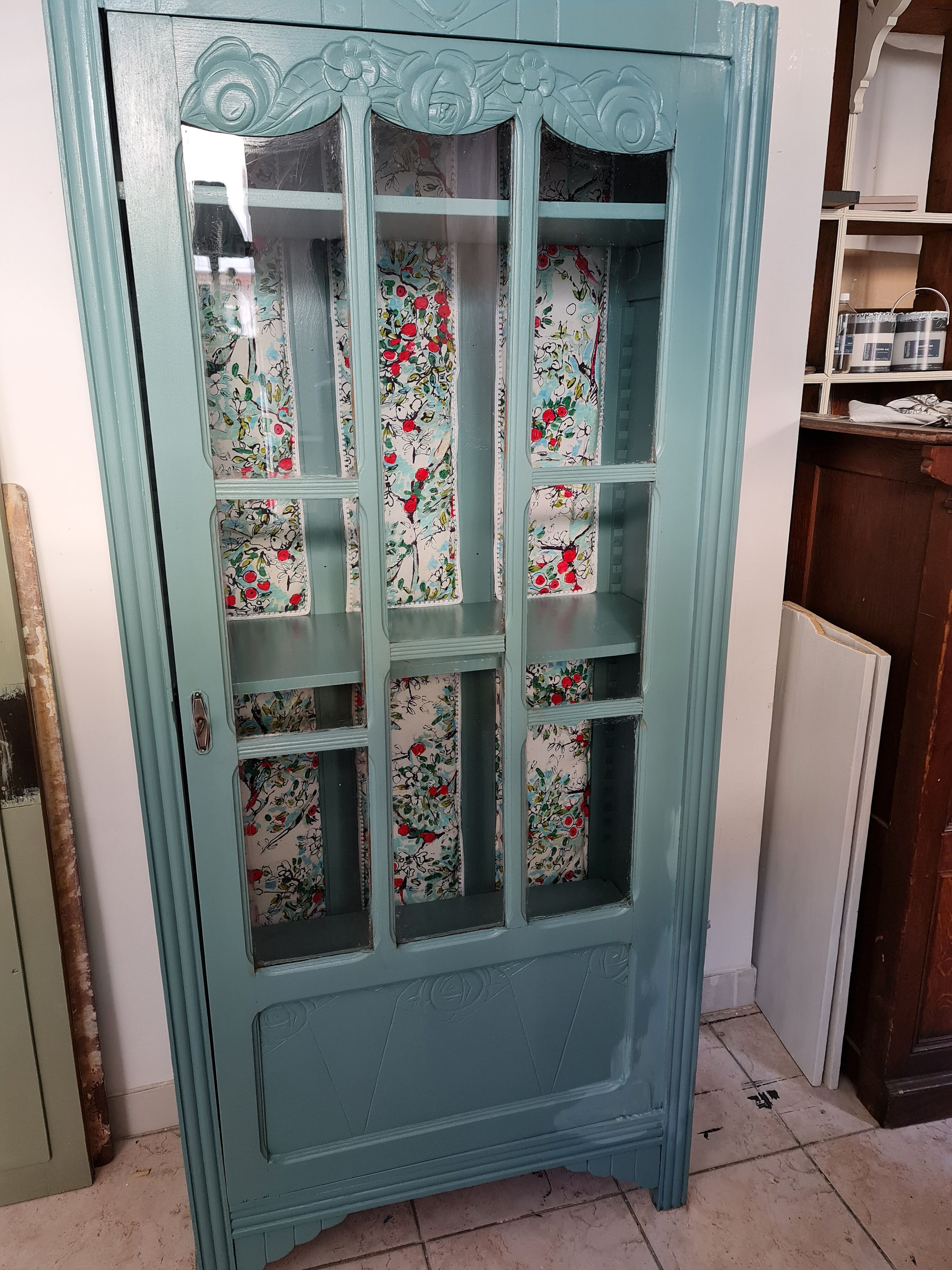 Vitrine style art déco jolie monogramme B couleur impérial intérieur ouatine et tissus créateur