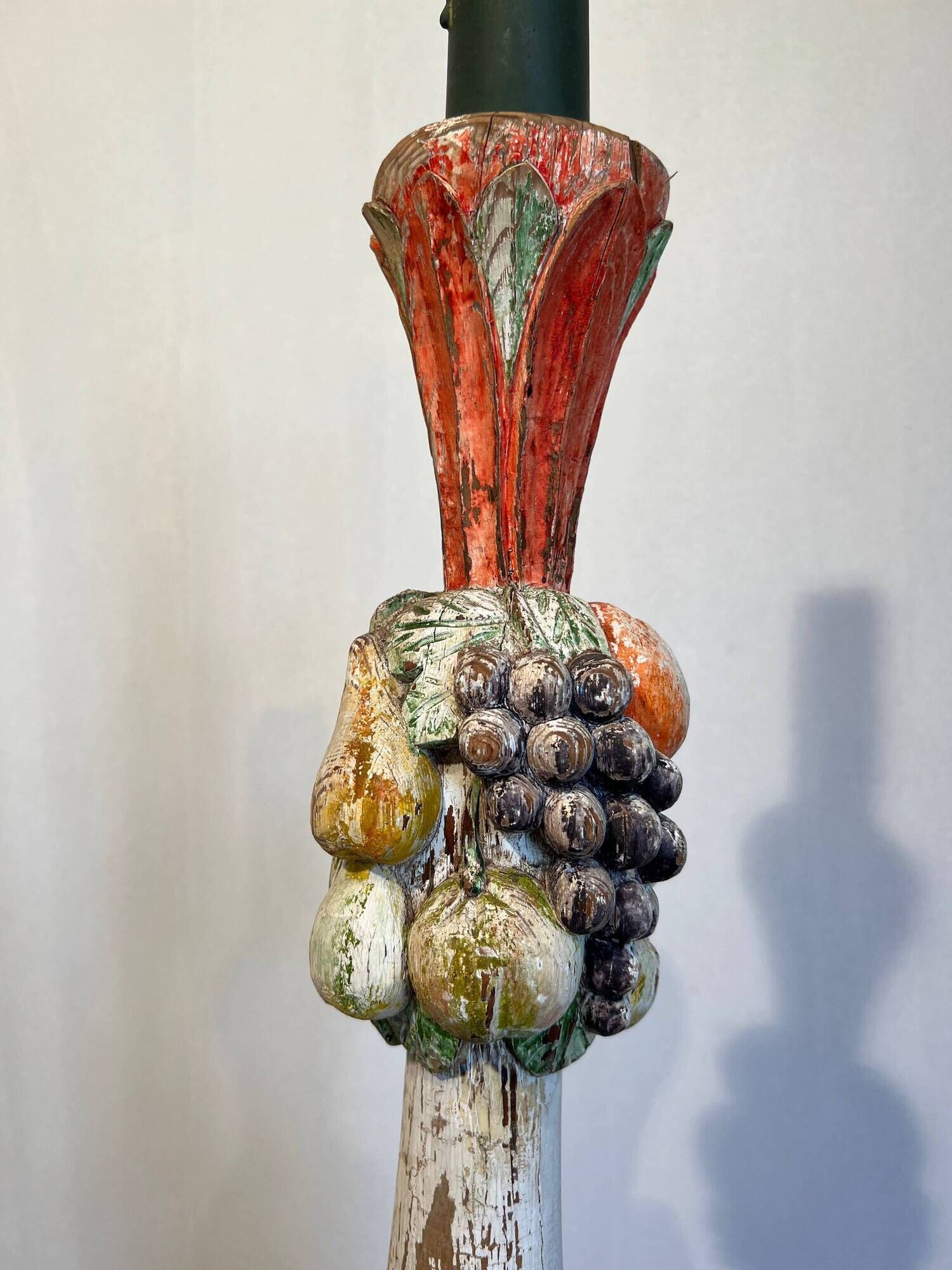 Lampadaire Balustre en Bois Sculpté Polychrome à Grappes de Fruits. Travail