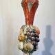 Lampadaire Balustre en Bois Sculpté Polychrome à Grappes de Fruits. Travail